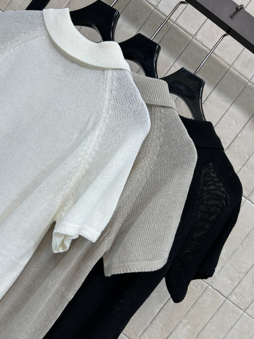 PD家 26夏季新款 POLO短袖上衣 采用羊毛混纺面料 柔软舒适 经典翻领+三颗纽扣设计 胸前三角徽标