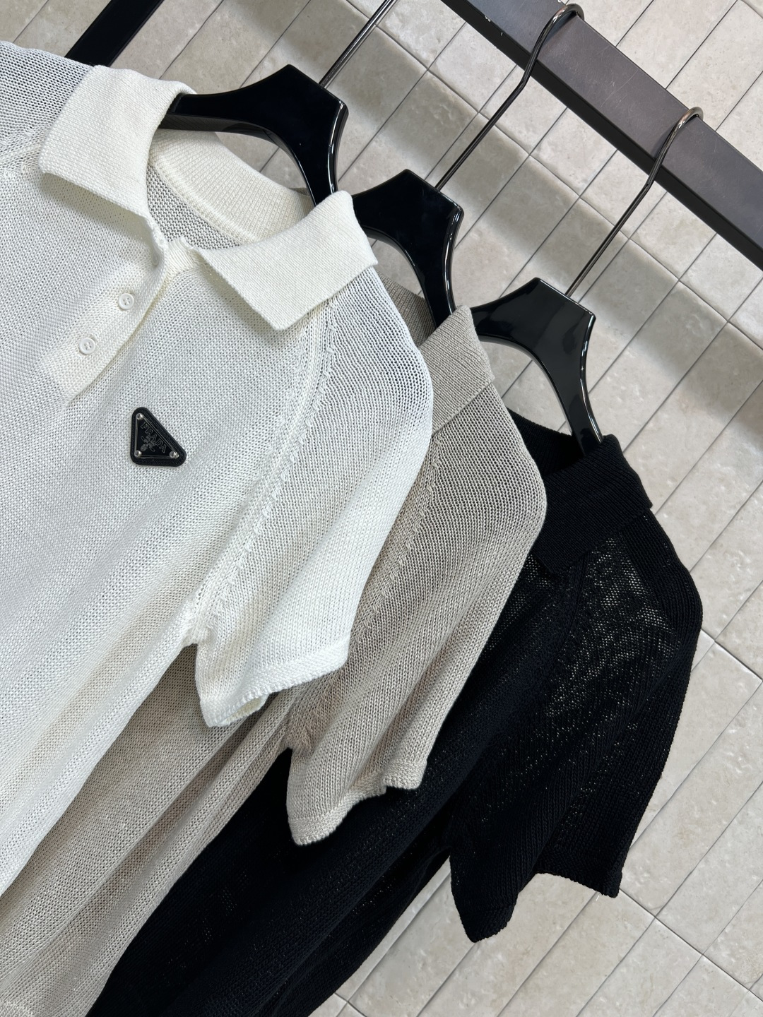PD家 26夏季新款 POLO短袖上衣 采用羊毛混纺面料 柔软舒适 经典翻领+三颗纽扣设计 胸前三角徽标