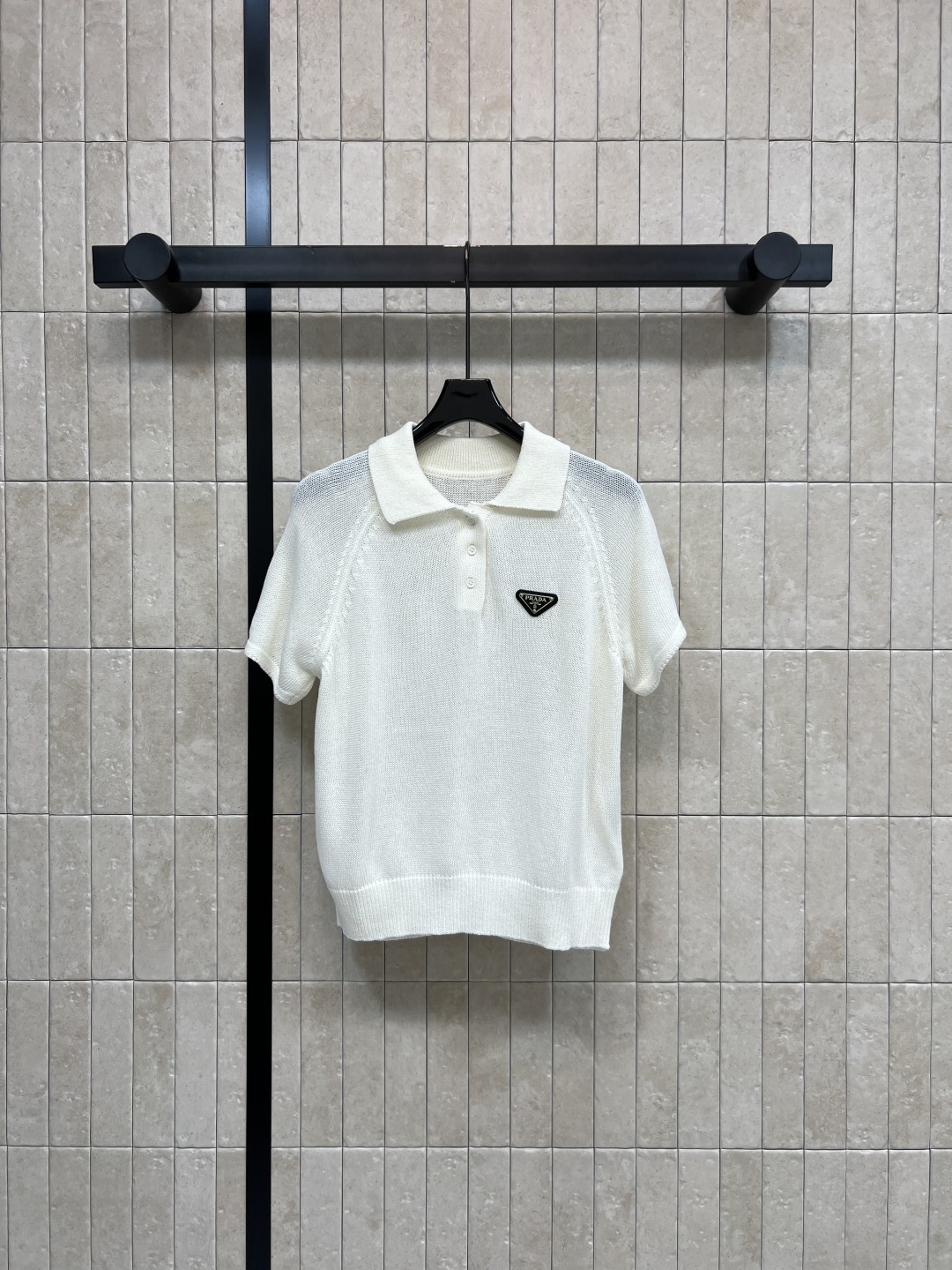 PD家 26夏季新款 POLO短袖上衣 采用羊毛混纺面料 柔软舒适 经典翻领+三颗纽扣设计 胸前三角徽标
