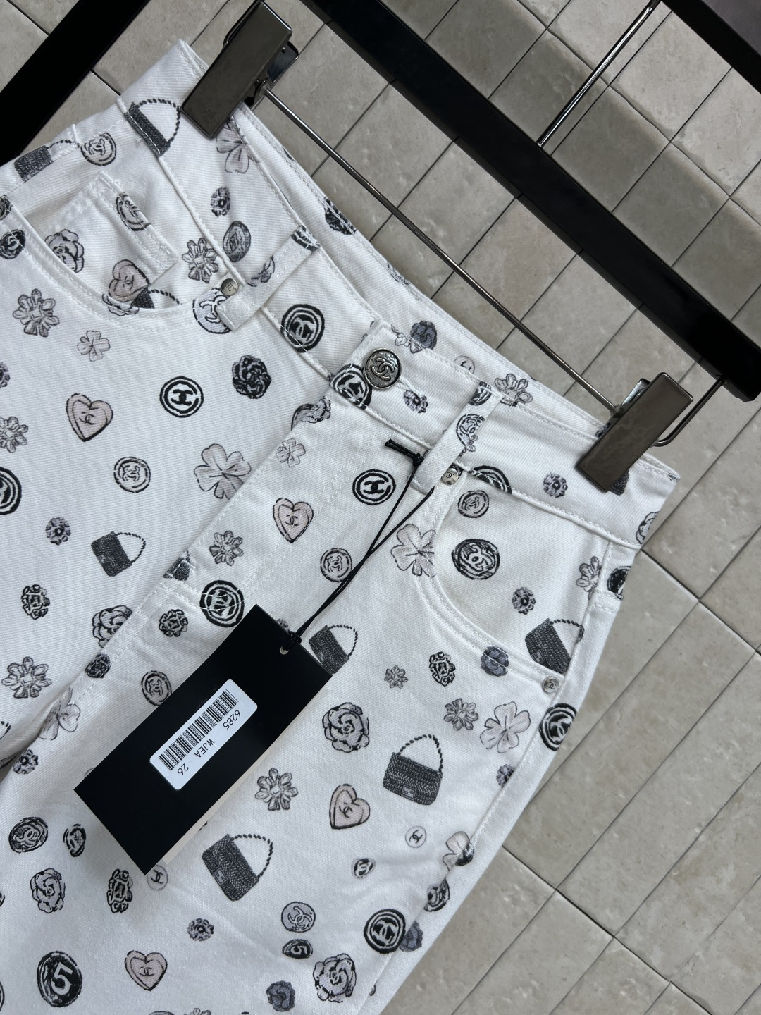 L家 26夏季新款 印花直筒裤​​ 白色底布+黑色涂鸦风图案 手绘感满满 超有个性 高腰直筒设计 修饰腿