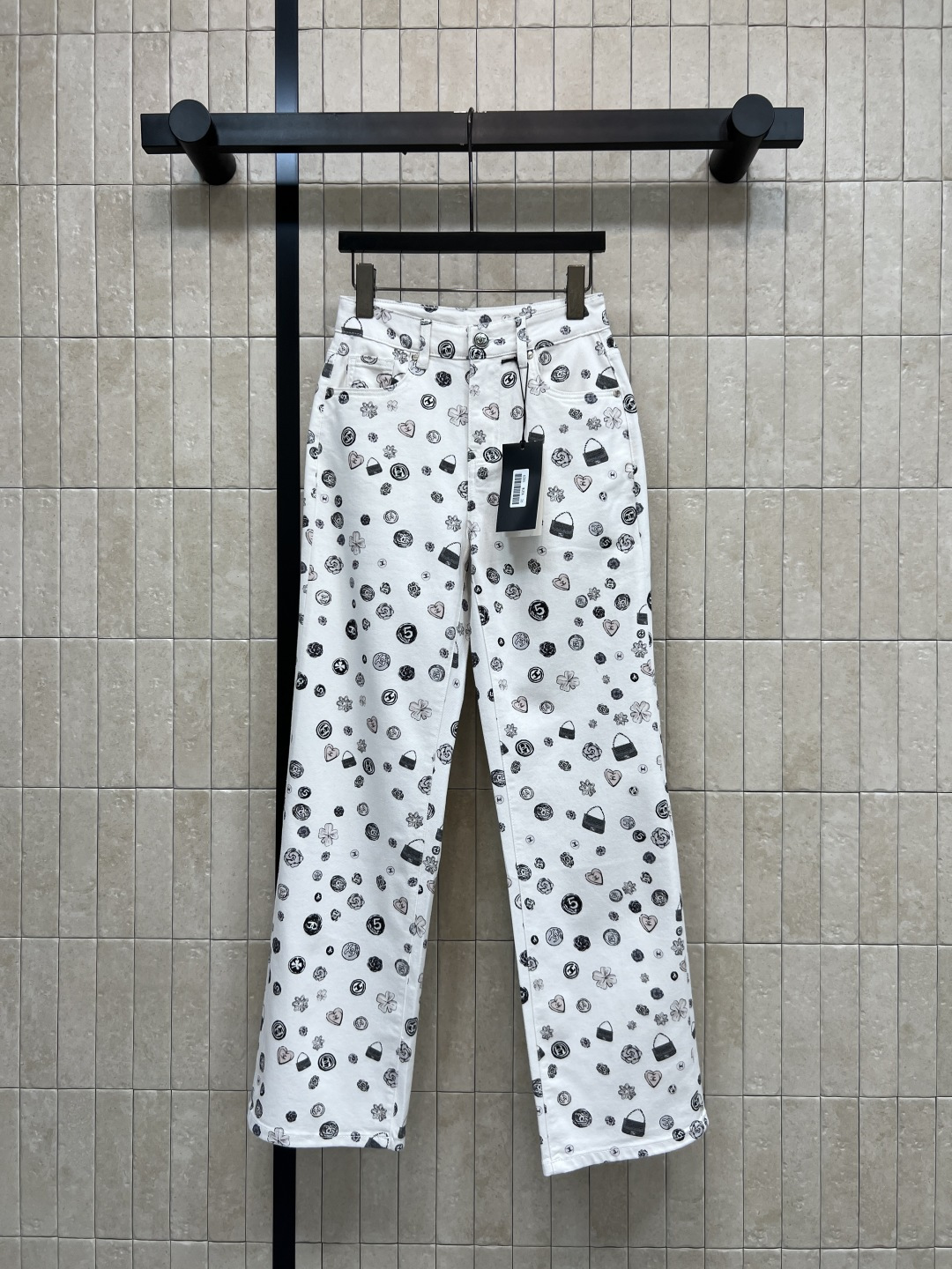 NO:840429,L's 26 new summer style printed straight pants, white base fabric + black graffiti style pattern, full of hand-painted feeling, super personalized, high-waisted straight design, modified leg shape, easy to control for daily leisure, crisp fabric, comfortable to wear and not easy to deform, paired with simple tops or items from the same series, easy to get a fashionable look, five sizes in one color Size/26-27-28-29-30,, louis vuitton,19860909L家 26夏季新款 印花直筒裤 白色底布+黑色涂鸦风图案 手绘感满满 超有个性 高腰直筒设计 修饰腿型 日常休闲都能轻松驾驭 面料挺括 穿着舒适不易变形 搭配简约上衣或同系列单品 轻松get时髦造型 一色五码Size/26-27-28-29-30,,louis vuitton,,Women's clothing