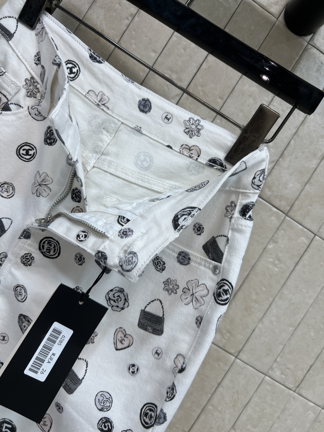 L家 26夏季新款 印花直筒裤​​ 白色底布+黑色涂鸦风图案 手绘感满满 超有个性 高腰直筒设计 修饰腿