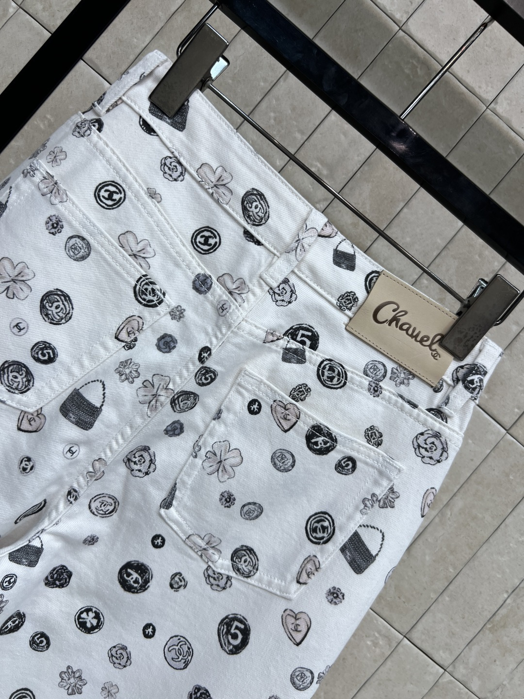 L家 26夏季新款 印花直筒裤​​ 白色底布+黑色涂鸦风图案 手绘感满满 超有个性 高腰直筒设计 修饰腿