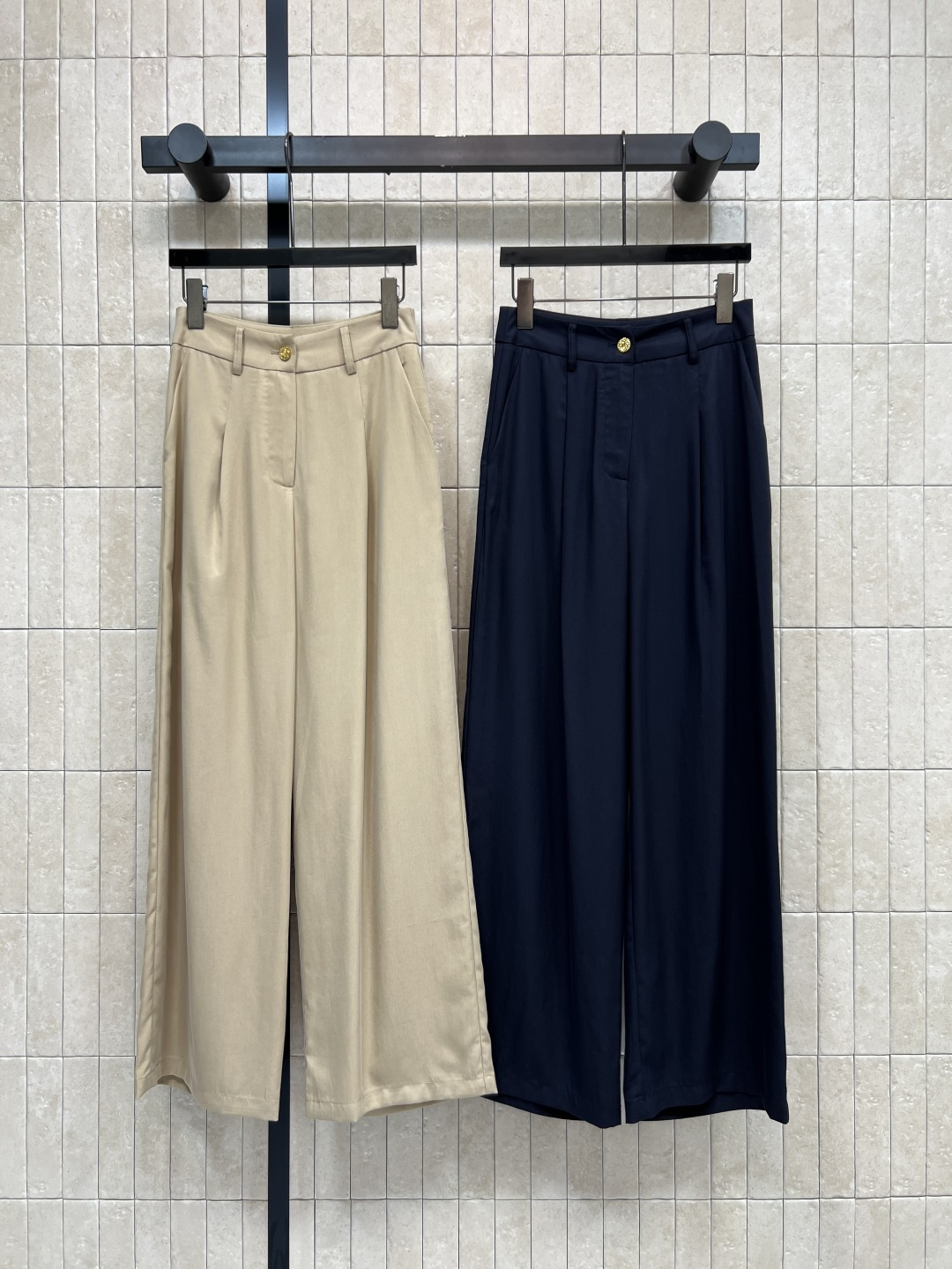 NO:840437,C Home 26 new summer style high-waist drapey wide-leg pants. Loose straight cut. Full drape. Super comfortable to wear in spring and summer. The fabric is soft and breathable. Covers the crotch and makes you slim. Easily modify the leg lines. Improve the proportion. The color is versatile. It can be easily controlled for commuting, daily life and leisure. Pair it with a white shirt or sweater. Simple and intellectual style. Get two colors and three sizes, Size/S-M-L,,chanel,shirts,19860909C家 26夏季新款 高腰垂感阔腿裤 宽松直筒剪裁 垂坠感满分 春夏穿超舒适 面料柔软透气 遮胯显瘦 轻松修饰腿部线条 提升比例 颜色百搭 通勤 日常 休闲都能轻松驾驭 搭配白衬衫或针织衫 简约知性风get 两色三码Size/S-M-L,,chanel,shirts,,Women's clothing