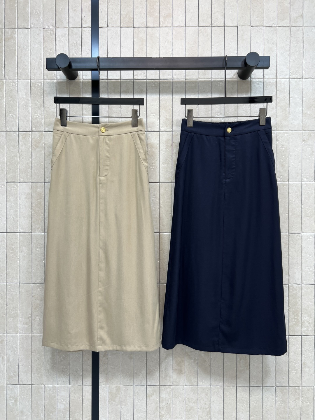 NO:840445,C's 26 new summer style high-waisted skirt, high-waisted straight design + back slit, slim and easy to move, versatile and easy to control during commuting and daily life, perfect details, a must-have for those with a pear-shaped figure or those who want to cover their crotch. Pair it with a white shirt or T-shirt to easily get an intellectual or casual style. The temperament is directly full. Two colors and three codes, Size/S-M-L,,chanel,skirts,shirts,tees,t-shirt,19860909C家 26夏季新款 高腰半身裙 高腰直筒设计+后开衩 显瘦又方便活动 百搭不挑人 通勤日常都能轻松驾驭 细节满分 梨形身材或想要遮胯的姐妹必入 搭配白衬衫或T恤 轻松get知性or休闲风 气质直接拉满 两色三码Size/S-M-L,,chanel,skirts,shirts,tees，t-shirt,,Women's clothing