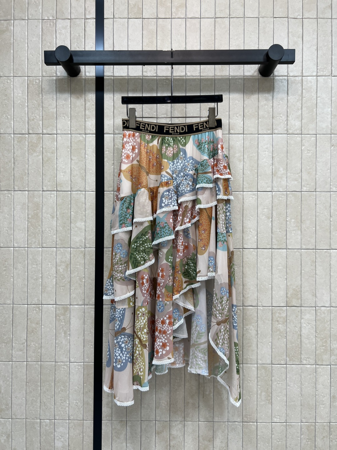NO:840452,FD Home 26 new summer style printed layered skirt. Made of light and elegant fabric. Fully printed with floral patterns. Soft colors and full of atmosphere. Layered tailoring + white piping. Exquisite details. Full sense of layering. Logo printed on the black webbing at the waist. Pair with simple tops or holiday style items to easily create a lazy and casual style. Three sizes in one color, Size/S-M-L,, dior, skirts,19860909FD家 26夏季新款 印花层叠半身裙 采用轻盈飘逸面料 满印花卉图案 色彩柔和 氛围感满满 层叠剪裁+白色滚边 细节精致 层次感十足 腰部黑色织带印有logo标志 搭配简约上衣或度假风单品 轻松打造慵懒随性风格 一色三码Size/S-M-L,,dior,skirts,,Women's clothing