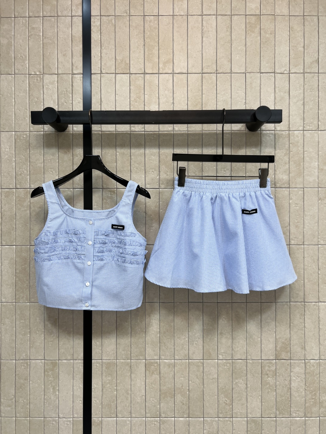 NO:840423,MIU's 26 new summer style blue and white plaid suit, vest top + high-waisted skirt, pleats on the top + button design, the short version can also quietly raise the waistline, paired with the same series of puffy skirts, comes with a high-waisted A-line version, perfect for daily wear, date wear, and travel wear, three sizes in one color, Size/S-M-L,,miumiu,skirts,19860909MIU家 26夏季新款 蓝白格纹套装 背心上衣+高腰短裙 上衣的木耳边褶皱+排扣设计 短款版型还能悄悄拉高腰线 搭配同系列蓬蓬短裙 自带高腰A字版型 日常穿 约会穿 出游穿都超合适 一色三码Size/S-M-L,,miumiu,skirts,,Women's clothing