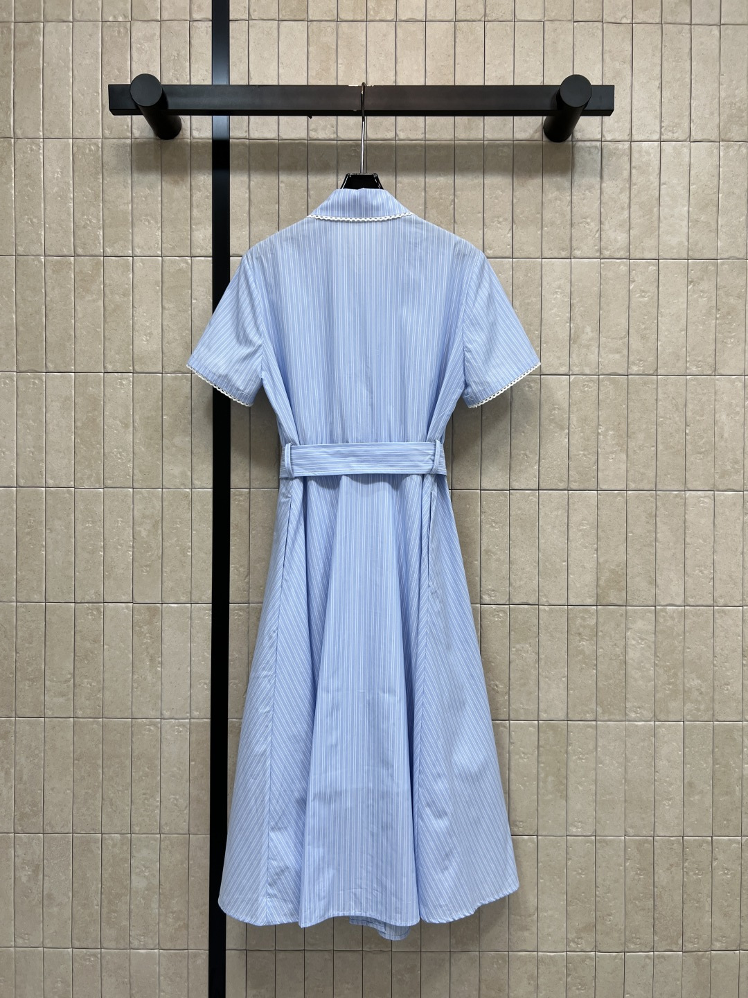 MIU家 26夏季新款 条纹收腰连衣裙​​ 棉材质透气又舒适 短袖+衬衫领设计 腰间系带可调节 显瘦又修