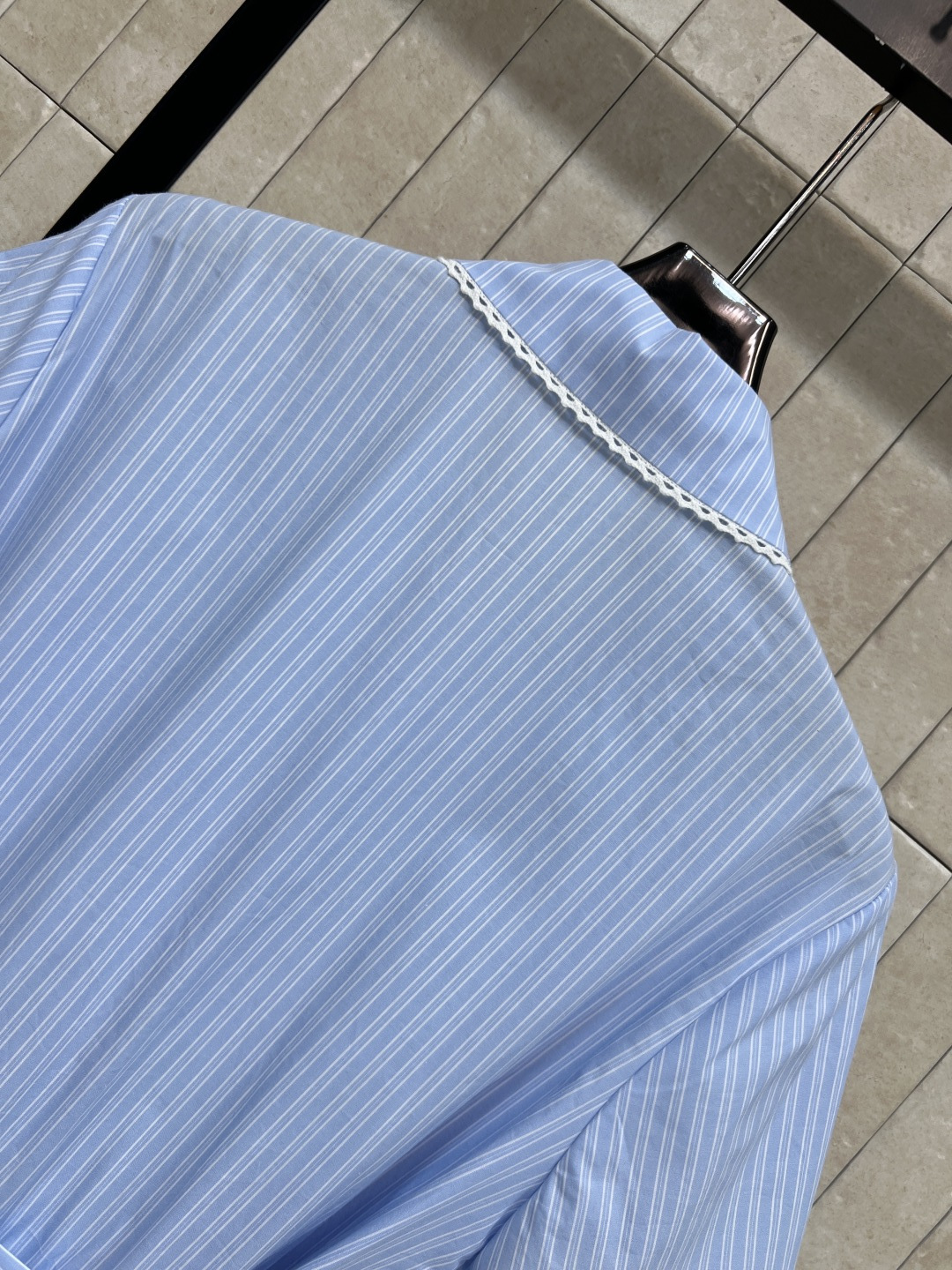 MIU家 26夏季新款 条纹收腰连衣裙​​ 棉材质透气又舒适 短袖+衬衫领设计 腰间系带可调节 显瘦又修