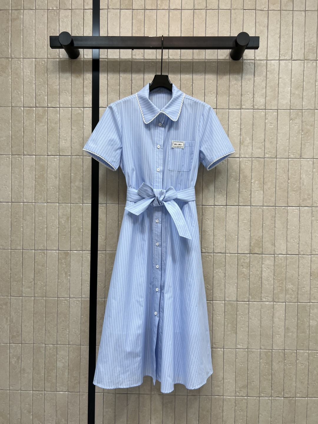 NO:840431,MIU Home 26 new summer style striped waist dress. Cotton material is breathable and comfortable. Short sleeves + shirt collar design. Adjustable waist tie. Slimming and body-modifying. Mid-length skirt. Easy to manage for commuting, daily life and vacation. Striped elements are classic and versatile. Pair with white shoes or sandals. Easy to get refreshing summer wear. Three sizes in one color. Size/S-M-L,,miumiu,sandals,skirts,shirts,T-shirt,19860909MIU家 26夏季新款 条纹收腰连衣裙 棉材质透气又舒适 短袖+衬衫领设计 腰间系带可调节 显瘦又修饰身形 裙长中长款 通勤 日常 度假都能轻松驾驭 条纹元素经典百搭 配小白鞋或凉鞋 轻松get夏日清爽穿搭 一色三码Size/S-M-L,,miumiu,sandals,skirts,shirts,T-shirt,,Women's clothing