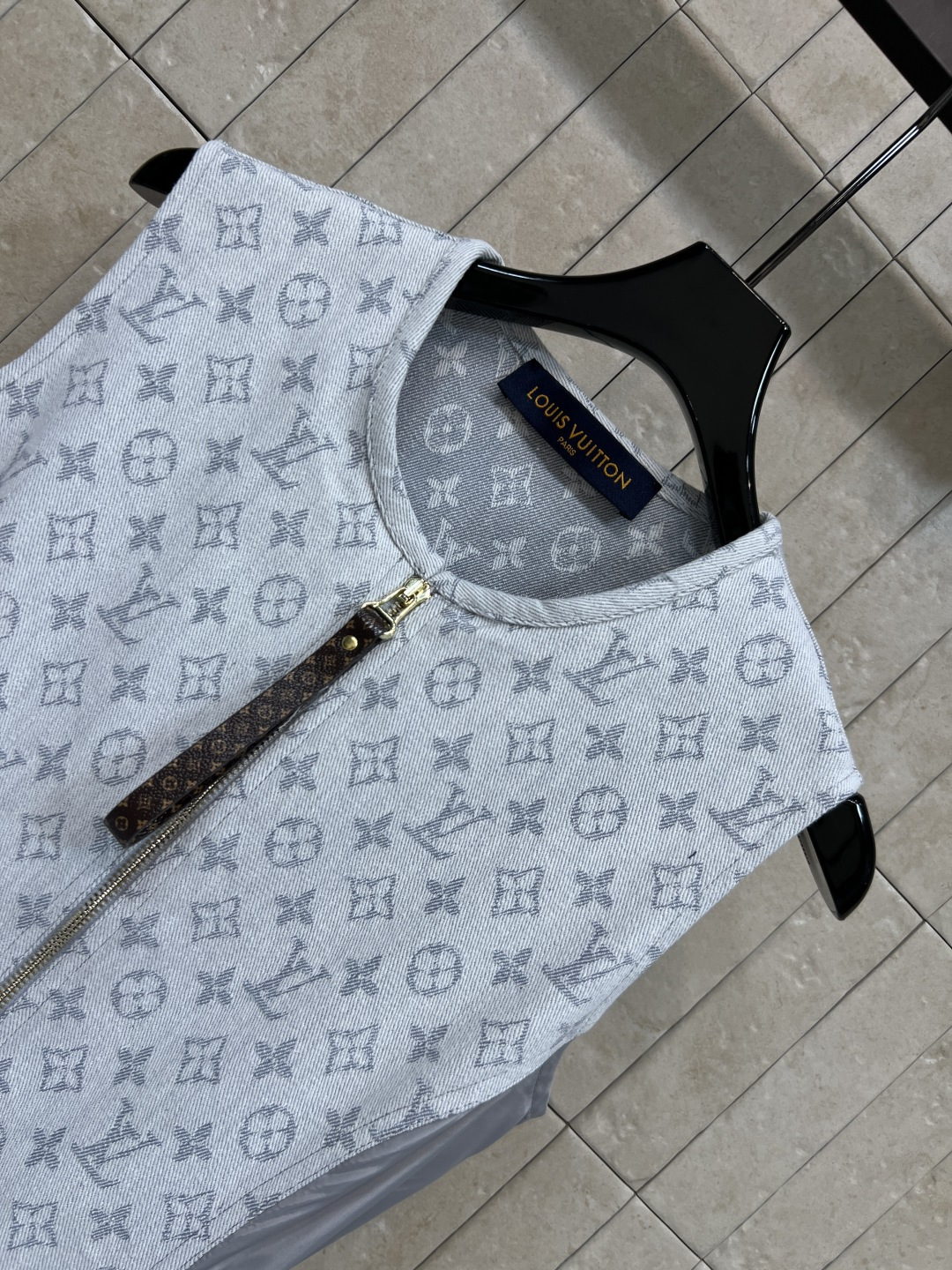 L家 26夏季新款 无袖收腰连衣裙 正面拉链+腰带 修饰腰线又方便穿脱 两侧工装口袋+logo皮牌 细节