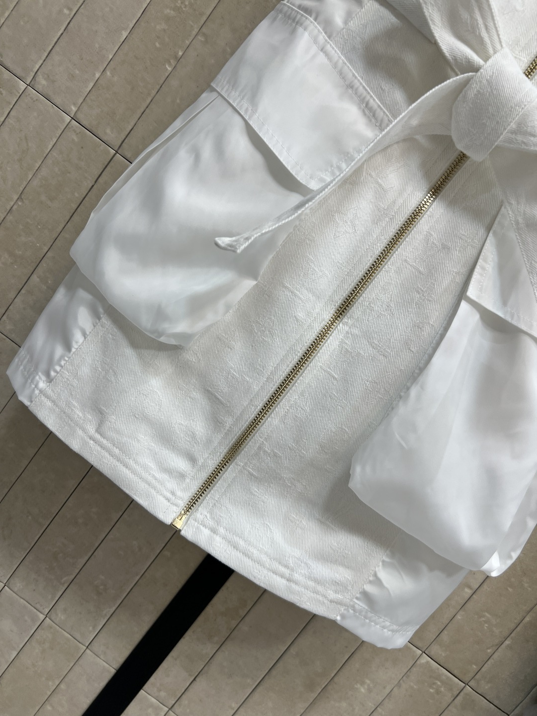 L家 26夏季新款 无袖收腰连衣裙 正面拉链+腰带 修饰腰线又方便穿脱 两侧工装口袋+logo皮牌 细节