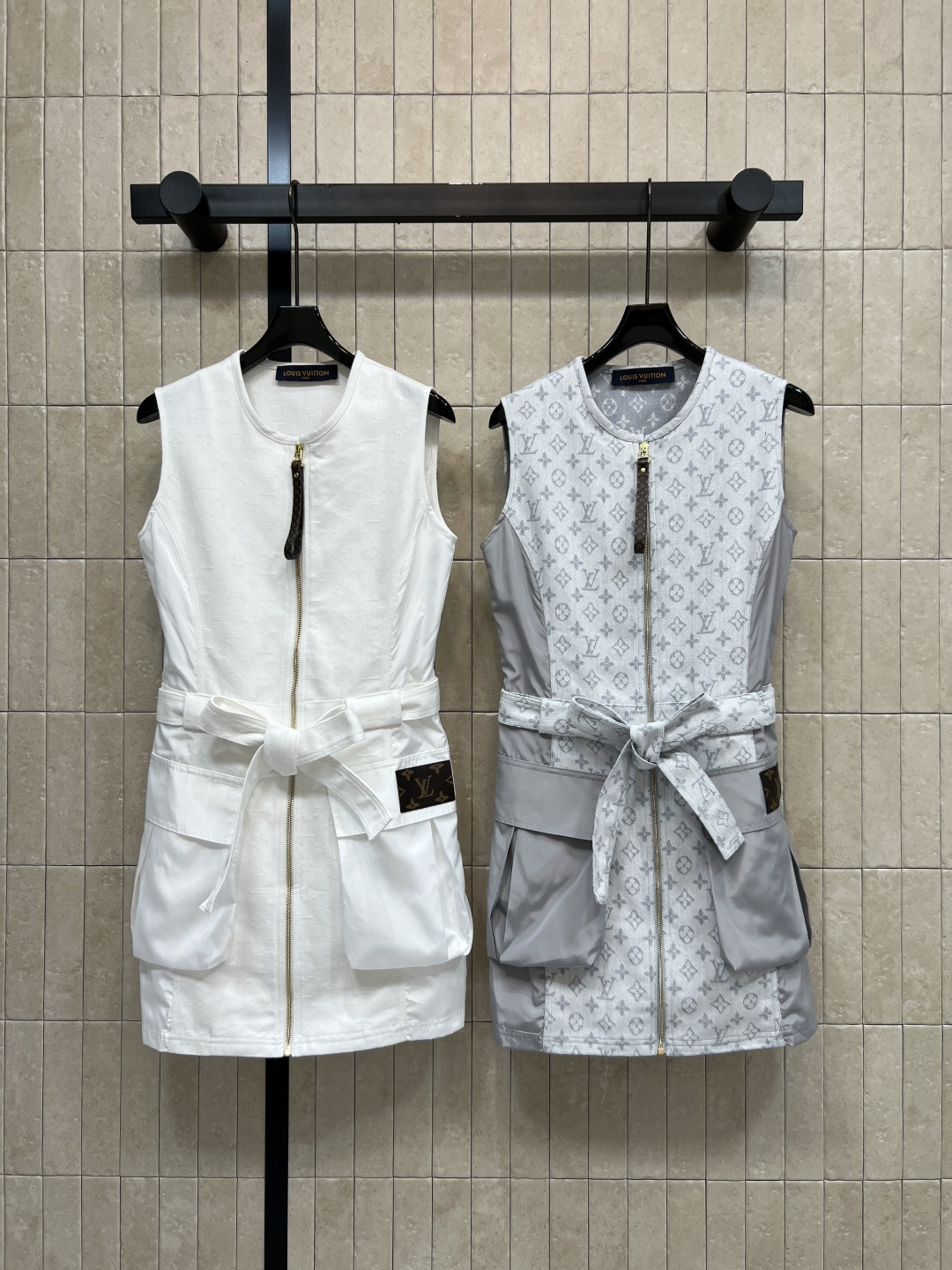 NO:840447,L's 26 new summer model, sleeveless waist dress, front zipper + belt, modified waistline and easy to put on and take off, utility pockets on both sides + logo leather tags, details, perfect recognition, practical and fashionable, moderate length of skirt, easy to control for commuting, dating, daily life, casual and high-end feel, two colors and three sizes, Size/S-M-L,, louis vuitton, skirts,19860909L家 26夏季新款 无袖收腰连衣裙 正面拉链+腰带 修饰腰线又方便穿脱 两侧工装口袋+logo皮牌 细节 辨识度满分 实用又时髦 裙长适中 通勤 约会 日常都能轻松驾驭 随性高级感拿捏住啦 两色三码Size/S-M-L,,louis vuitton,skirts,,Women's clothing