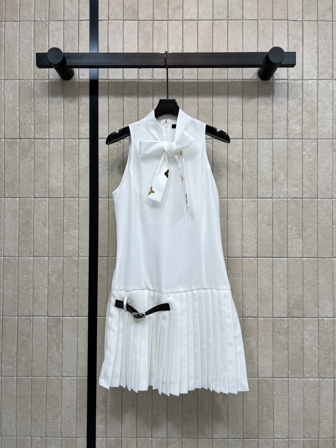 NO:840462,L's 26 new summer style white sleeveless tank top, light fabric and super comfortable, bow design at the neckline + A-line pleated skirt, modifies the waistline and enhances the sense of hierarchy, bronzing presbyopia details, low-key and exquisite, can be easily managed in daily commuting and parties. Paired with high heels or short boots, the French style is straight forward. Three sizes in one color, Size/S-M-L,, louis vuitton, boots, high heels, skirts,19860909L家 26夏季新款 白色无袖背心裙 轻薄面料超舒适 领口蝴蝶结设计 +A字百褶裙摆 修饰腰线又提升层次感 烫金老花细节 低调精致 日常通勤 聚会都能轻松驾驭 搭配高跟鞋或短靴 法式气质直接拉满 一色三码Size/S-M-L,,louis vuitton,boots,high heels,skirts,,Women's clothing