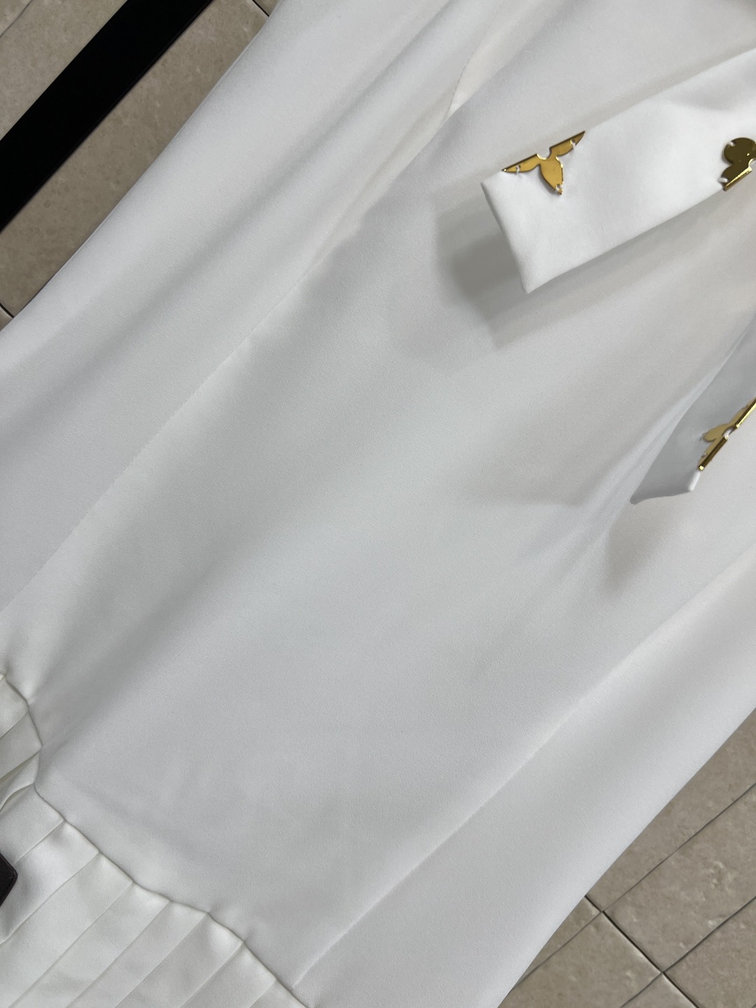 L家 26夏季新款 白色无袖背心裙 轻薄面料超舒适 领口蝴蝶结设计 +A字百褶裙摆 修饰腰线又提升层次感