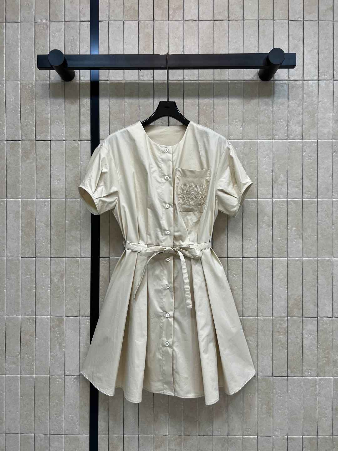 NO:840478,LW's 26 new summer style embroidered waist shirt dress, lightweight cotton fabric, round neck + single-breasted design, neat and not flattering on the figure, thin belts of the same color, easy to create a high waistline, exquisite embroidery craftsmanship on the chest pocket, low-key and textured, can be easily held for commuting to work, daily shopping, and light dates. Three colors and four sizes, Size/S-M-L-XL,,skirts,shirts,19860909LW家 26夏季新款 刺绣收腰衬衫连衣裙 棉质轻薄面料 圆领+单排扣设计 利落不挑身材 同色细带 轻松打造高腰线 胸前口袋精致刺绣工艺 低调又有质感 通勤上班 日常逛街 轻约会都能轻松hold住 三色四码Size/S-M-L-XL,,skirts,shirts,,Women's clothing