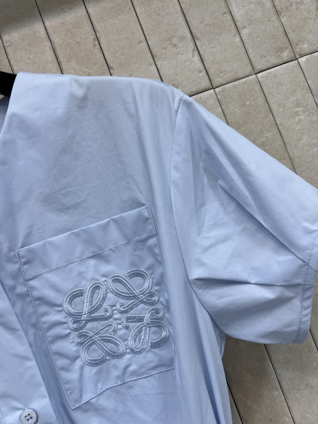 LW家 26夏季新款 刺绣收腰衬衫连衣裙 棉质轻薄面料 圆领+单排扣设计 利落不挑身材 同色细带 轻松打