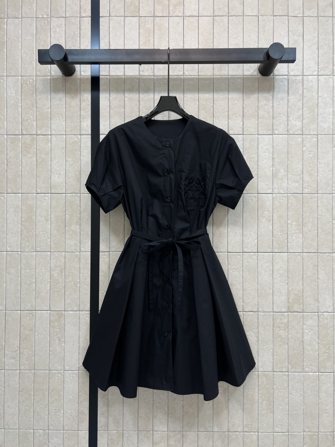 NO:840482,LW's 26 new summer style embroidered waist shirt dress, lightweight cotton fabric, round neck + single-breasted design, neat and not flattering on the figure, thin belts of the same color, easy to create a high waistline, exquisite embroidery craftsmanship on the chest pocket, low-key and textured, can be easily held for commuting to work, daily shopping, and light dates. Three colors and four sizes, Size/S-M-L-XL,,skirts,shirts,19860909LW家 26夏季新款 刺绣收腰衬衫连衣裙 棉质轻薄面料 圆领+单排扣设计 利落不挑身材 同色细带 轻松打造高腰线 胸前口袋精致刺绣工艺 低调又有质感 通勤上班 日常逛街 轻约会都能轻松hold住 三色四码Size/S-M-L-XL,,skirts,shirts,,Women's clothing