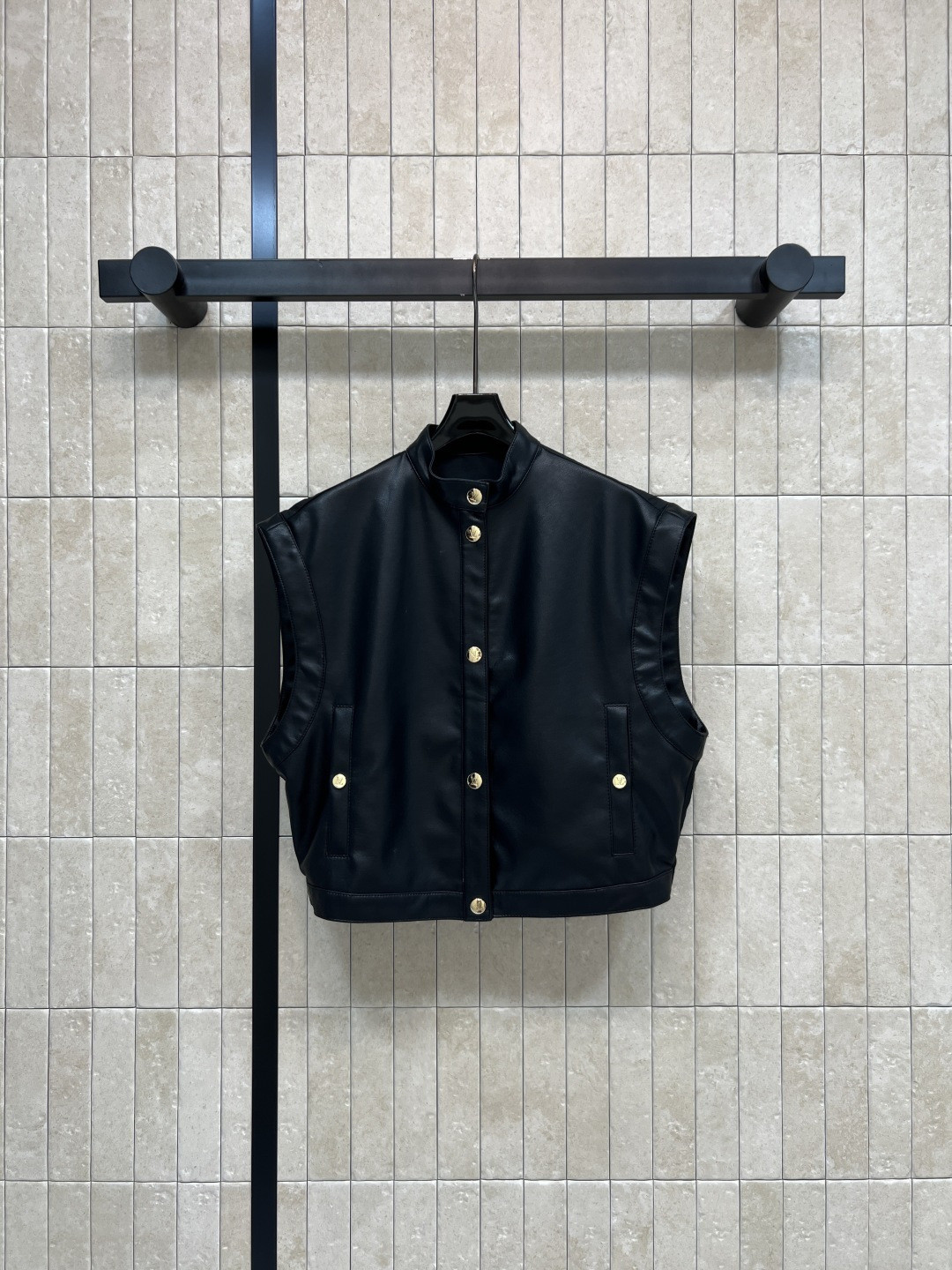 NO:840470,L's 26 new summer style stand-up collar leather vest. The front is made of high-quality leather. It feels delicate and shiny. The back is spliced ​​with light fabrics. Sleeveless design + metal buttons. The pockets on both sides are practical and fashionable. The short version optimizes body proportions. It can be easily controlled for daily commuting or traveling. Comfortable and advanced. Four sizes in one color. Size/S-M-L-XL,, louis vuitton,19860909L家 26夏季新款 立领皮革马甲 前面选用高品质皮革 手感细腻有光泽 后面是轻薄面料拼接 无袖设计+金属纽扣 两侧口袋实用又时髦 短款版型优化身材比例 日常通勤或旅行都能轻松驾驭 舒适又高级 一色四码Size/S-M-L-XL,,louis vuitton,,Women's clothing