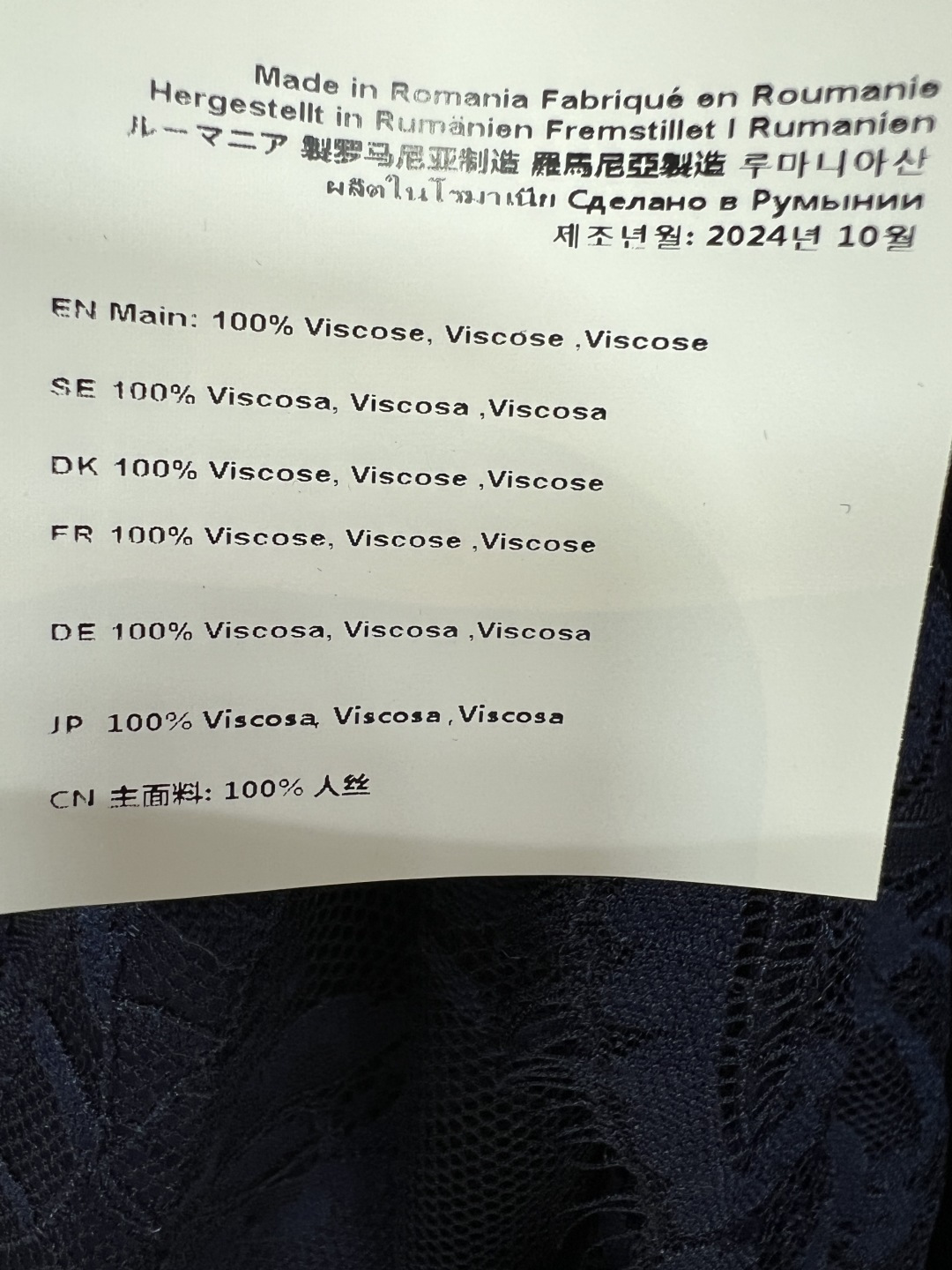 26夏季新款 蕾丝吊带裙 面料材质自带柔光感 垂坠贴肤超显气质 V领+细肩带设计 肩颈线条直接拉满 侧边