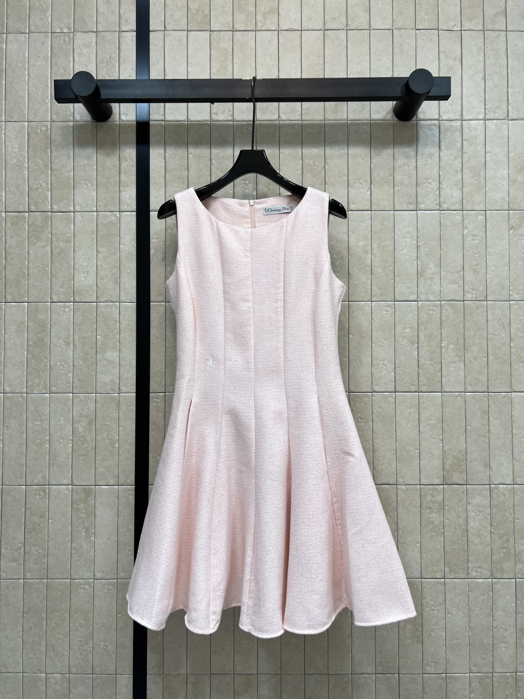 NO:841098,D Home 26 new summer style pink sleeveless dress. The fabric is light and breathable. It is super comfortable to wear in summer!  Round neck + waist design. Umbrella-shaped skirt looks slim and elegant. Pink is gentle and versatile. It can be easily used for commuting, dating and parties. Clean tailoring. Full of French style. Pair with high heels or small bags to make you look more elegant. Three sizes in one color. Size/S-M-L, dior, high heels, skirts,19860909D家 26夏季新款 粉色无袖连衣裙 面料轻薄透气 夏天穿超舒服！圆领+收腰设计 伞状裙摆显瘦又优雅 粉色温柔百搭 通勤 约会 聚会都能轻松驾驭 剪裁利落 法式千金风满满 搭配高跟鞋或小包 气质直接拉满 一色三码Size/S-M-L,,dior,high heels,skirts,,Women's clothing
