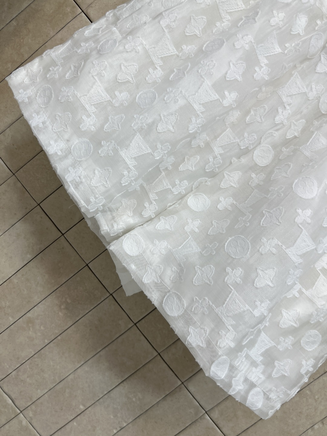 L家 26夏季新款 老花防晒套装 连帽外套+松紧短裤 半透明面料 经典老花图案 金色拉链+logo标识细