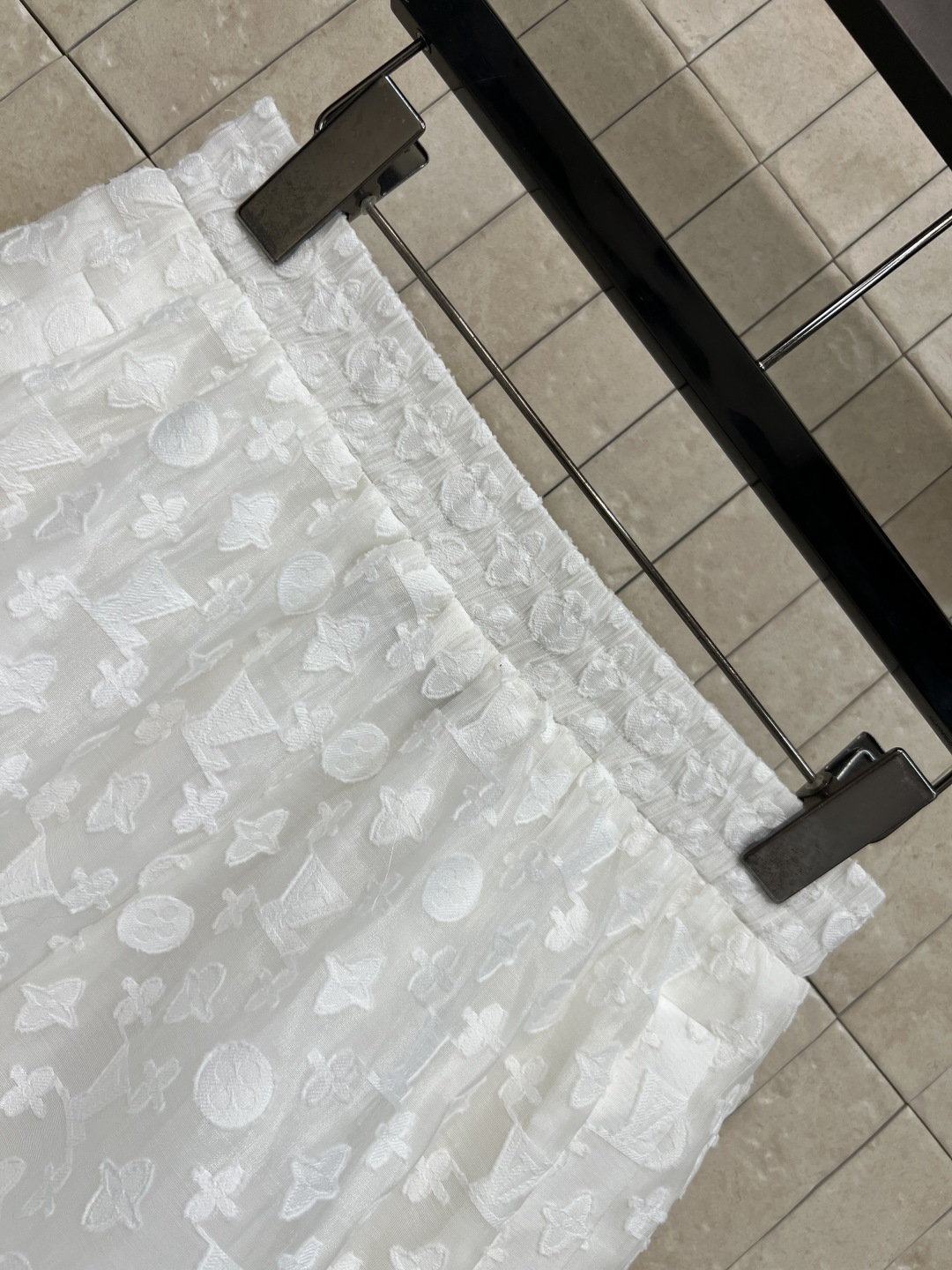 L家 26夏季新款 老花防晒套装 连帽外套+松紧短裤 半透明面料 经典老花图案 金色拉链+logo标识细