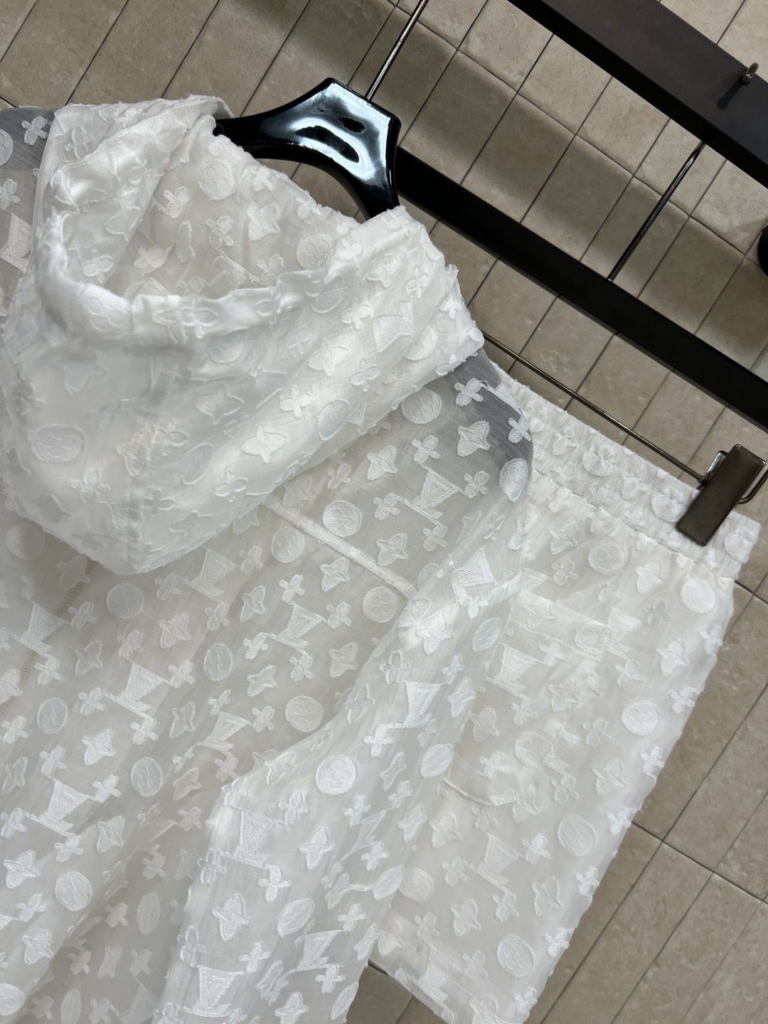 L家 26夏季新款 老花防晒套装 连帽外套+松紧短裤 半透明面料 经典老花图案 金色拉链+logo标识细