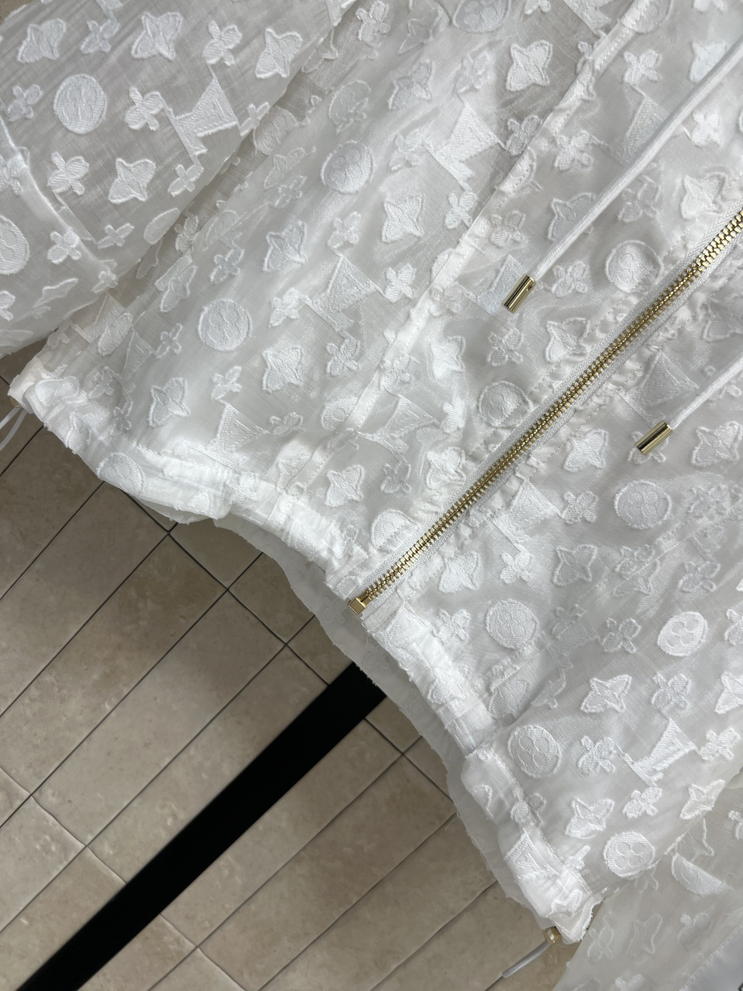 L家 26夏季新款 老花防晒套装 连帽外套+松紧短裤 半透明面料 经典老花图案 金色拉链+logo标识细