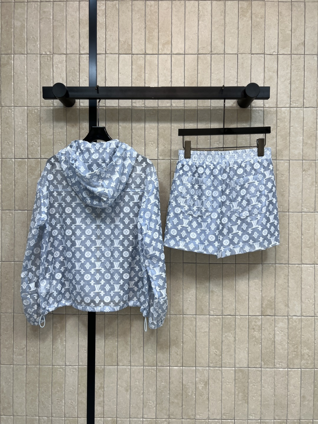 L家 26夏季新款 老花防晒套装 连帽外套+松紧短裤 半透明面料 经典老花图案 金色拉链+logo标识细
