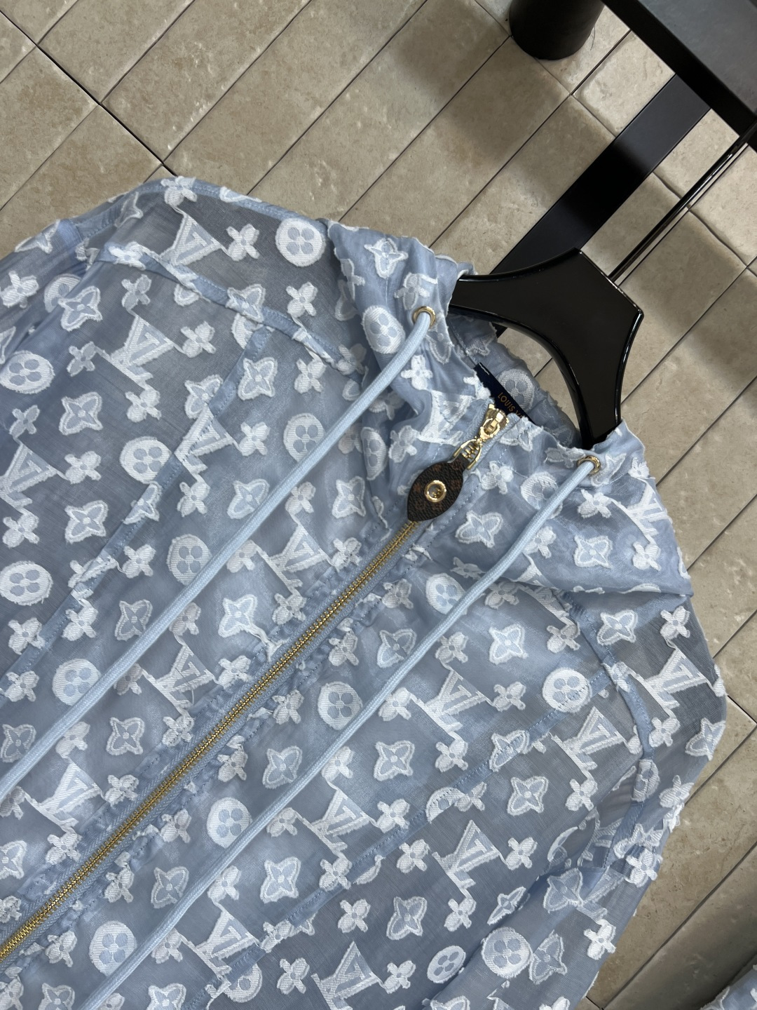 L家 26夏季新款 老花防晒套装 连帽外套+松紧短裤 半透明面料 经典老花图案 金色拉链+logo标识细