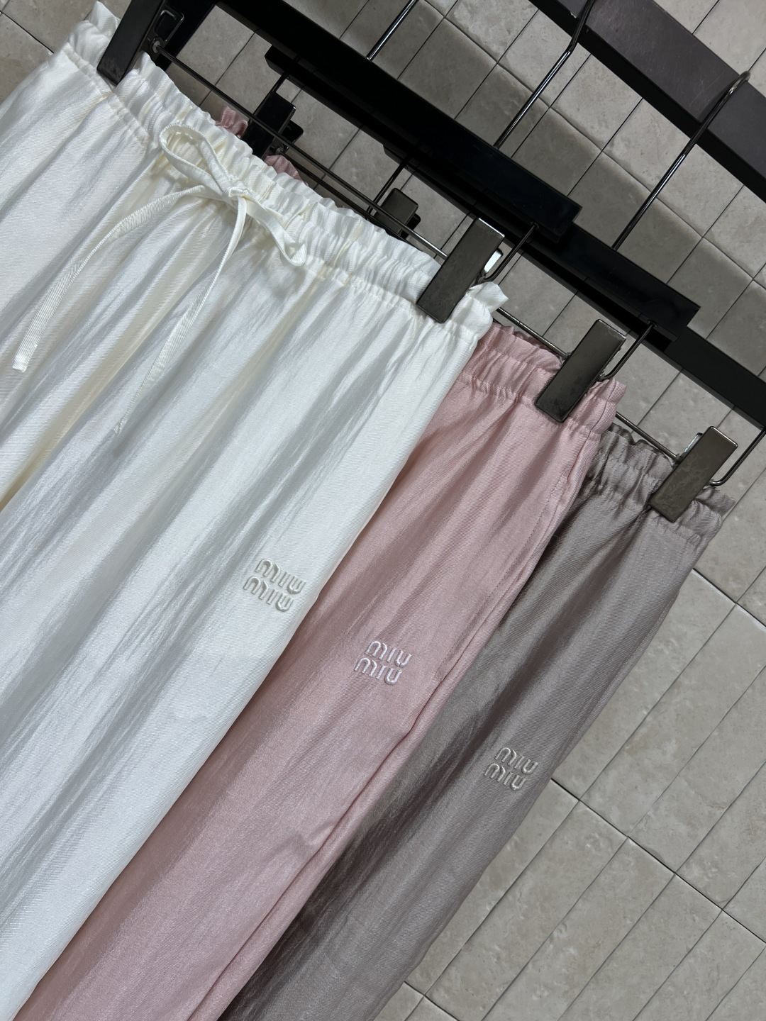 MIU家 26夏季新款 抽绳阔腿休闲裤 混纺棉质面料 高腰抽绳设计 松紧可调 适合各种身材 穿着自在不勒