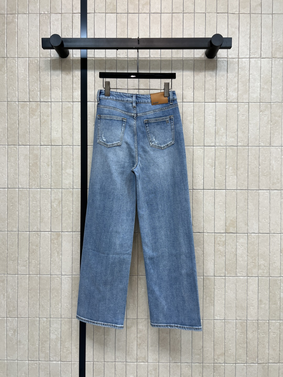 26夏季新款 破洞高腰牛仔裤 浅蓝水洗+破洞设计 复古又时髦 高腰剪裁修饰腰线 阔腿版型超显腿长 梨形身
