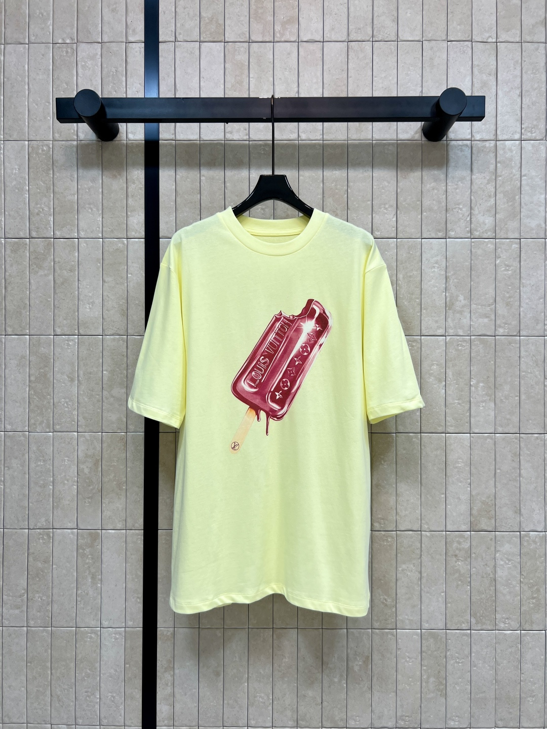 NO:841104,L's 26th new summer model, ice cream printed T-shirt, pure cotton fabric, soft and breathable, super comfortable to wear in summer, red ice cream pattern on the front + classic presbyopic elements, loose fit, easy to control for daily leisure or vacation, looks great with jeans and short skirts, easily creates a fashionable atmosphere, three sizes in one color, Size/S-M-L,, louis vuitton, skirts, jeans, tees, t-shirt,19860909L家 26夏季新款 冰淇淋印花T恤 纯棉面料 柔软透气 夏天穿超舒服 正面红色冰淇淋图案+经典老花元素 宽松版型 日常休闲或度假都能轻松驾驭 搭配牛仔裤 短裙都很出彩 轻松打造时尚氛围感 一色三码Size/S-M-L,,louis vuitton,skirts,jeans,tees，t-shirt,,Women's clothing
