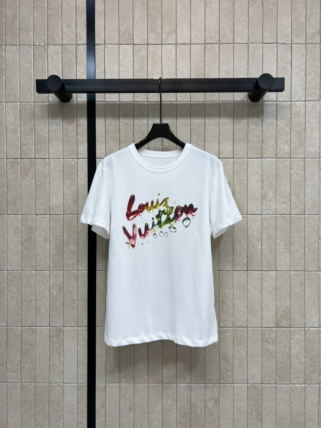 NO:841901,L's 26 new summer style colorful graffiti printed T-shirt. The colorful graffiti logo on the chest is very eye-catching. It is full of artistic sense and highly recognizable. Pure cotton material. Soft and breathable. Round neck and loose fit. Tolerant of various body types. It can be worn casually with jeans. Short skirts are very fashionable. It can be easily managed for daily leisure and vacation. One color and three codes. Size/S-M-L, Louis Vuitton, Skirts, Jeans, Tees, T-shirt,19860909L家 26夏季新款 彩色涂鸦印花T恤 胸前彩色涂鸦Logo超吸睛 艺术感满满 辨识度超高 纯棉材质 柔软透气 圆领宽松版型 包容多种身材 随便搭牛仔裤 短裙都很时髦 日常休闲 度假都能轻松驾驭 一色三码Size/S-M-L,,louis vuitton,skirts,jeans,tees，t-shirt,,Women's clothing