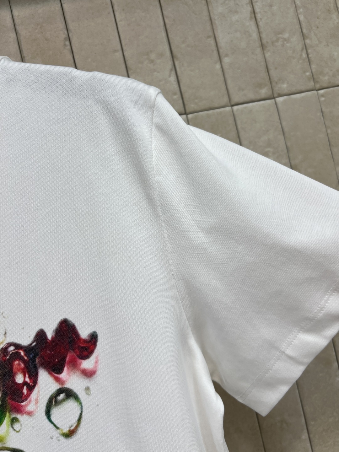 L家 26夏季新款 彩色涂鸦印花T恤 胸前彩色涂鸦Logo超吸睛 艺术感满满 辨识度超高 纯棉材质 柔软