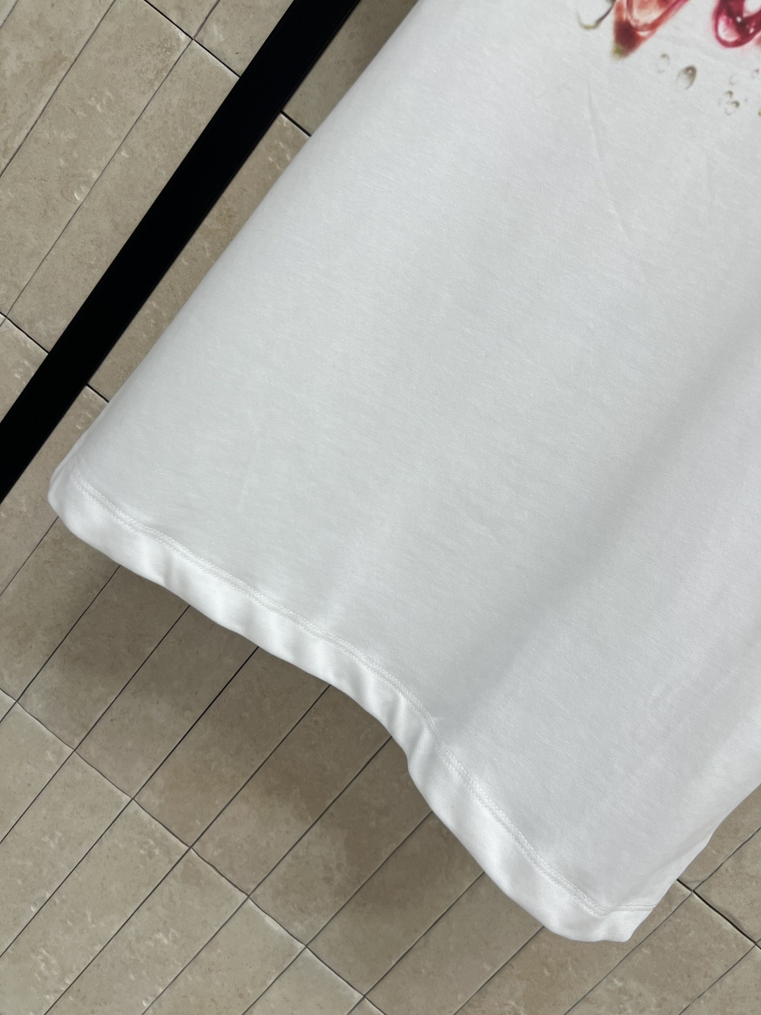 L家 26夏季新款 彩色涂鸦印花T恤 胸前彩色涂鸦Logo超吸睛 艺术感满满 辨识度超高 纯棉材质 柔软