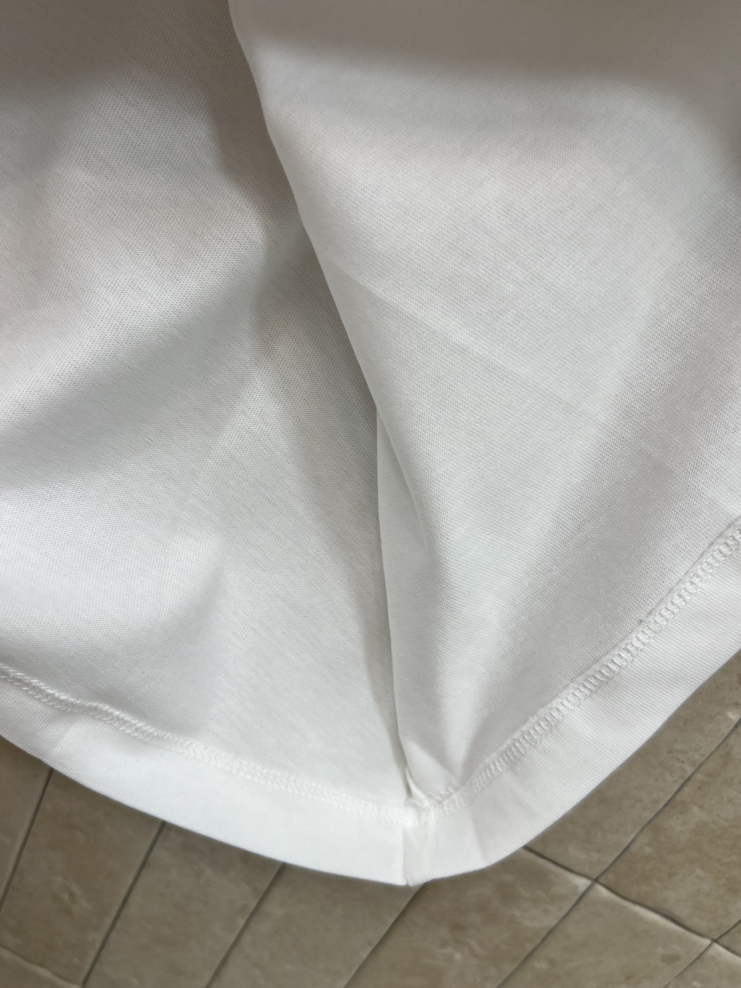 L家 26夏季新款 彩色涂鸦印花T恤 胸前彩色涂鸦Logo超吸睛 艺术感满满 辨识度超高 纯棉材质 柔软