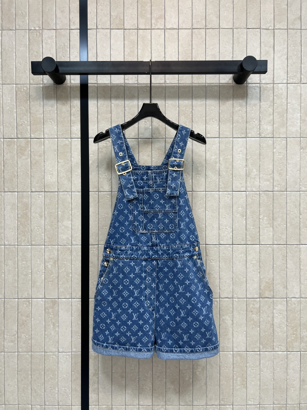 NO:841096,L's 26 new summer style presbyopic denim suspender shorts. Washed denim cotton fabric. Stiff and stylish. Adjustable suspenders + metal buckles. Suitable for all body types. The curling design of the trouser legs is very detailed. It can be easily controlled in daily life, vacation and leisure. Pair with suspenders or short sleeves. It is energetic and age-reducing. It is easy to get a lazy and elegant style. Four sizes in one color. Size/S-M-L-XL,,louis vuitton,shorts,T-shirt,19860909L家 26夏季新款 老花牛仔背带短裤 水洗牛仔纯棉面料 硬挺有型 可调节背带+金属扣 适合各种身材 裤脚卷边设计超有细节感 日常 度假 休闲都能轻松驾驭 搭配吊带或短袖 活力减龄 轻松get慵懒贵气风 一色四码Size/S-M-L-XL,,louis vuitton,shorts,T-shirt,,Women's clothing