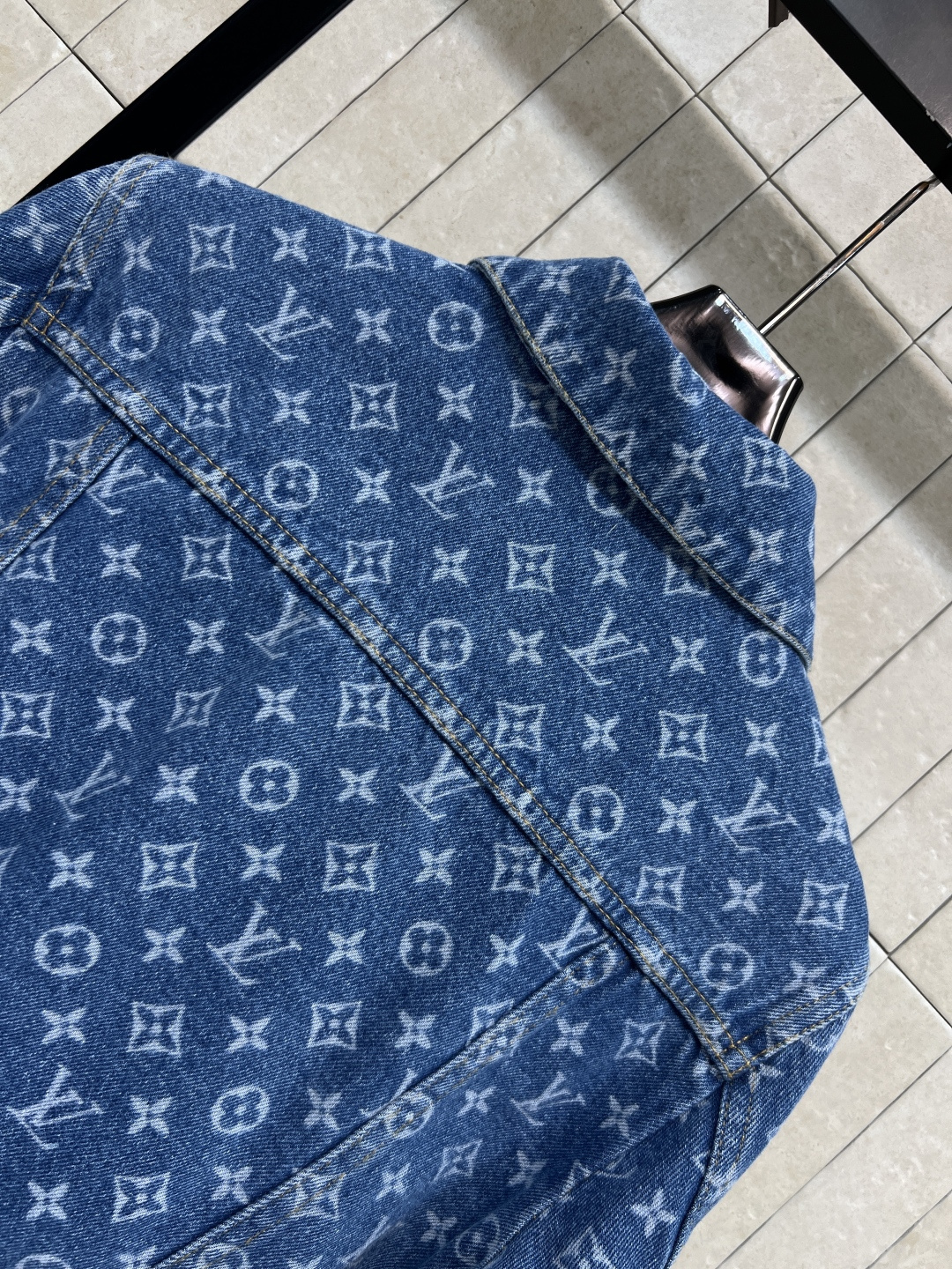 L家 26夏季新款 老花牛仔外套 水洗牛仔纯棉面料 挺括有型 经典翻领短款版型 修身显高 轻松拉高腰线 