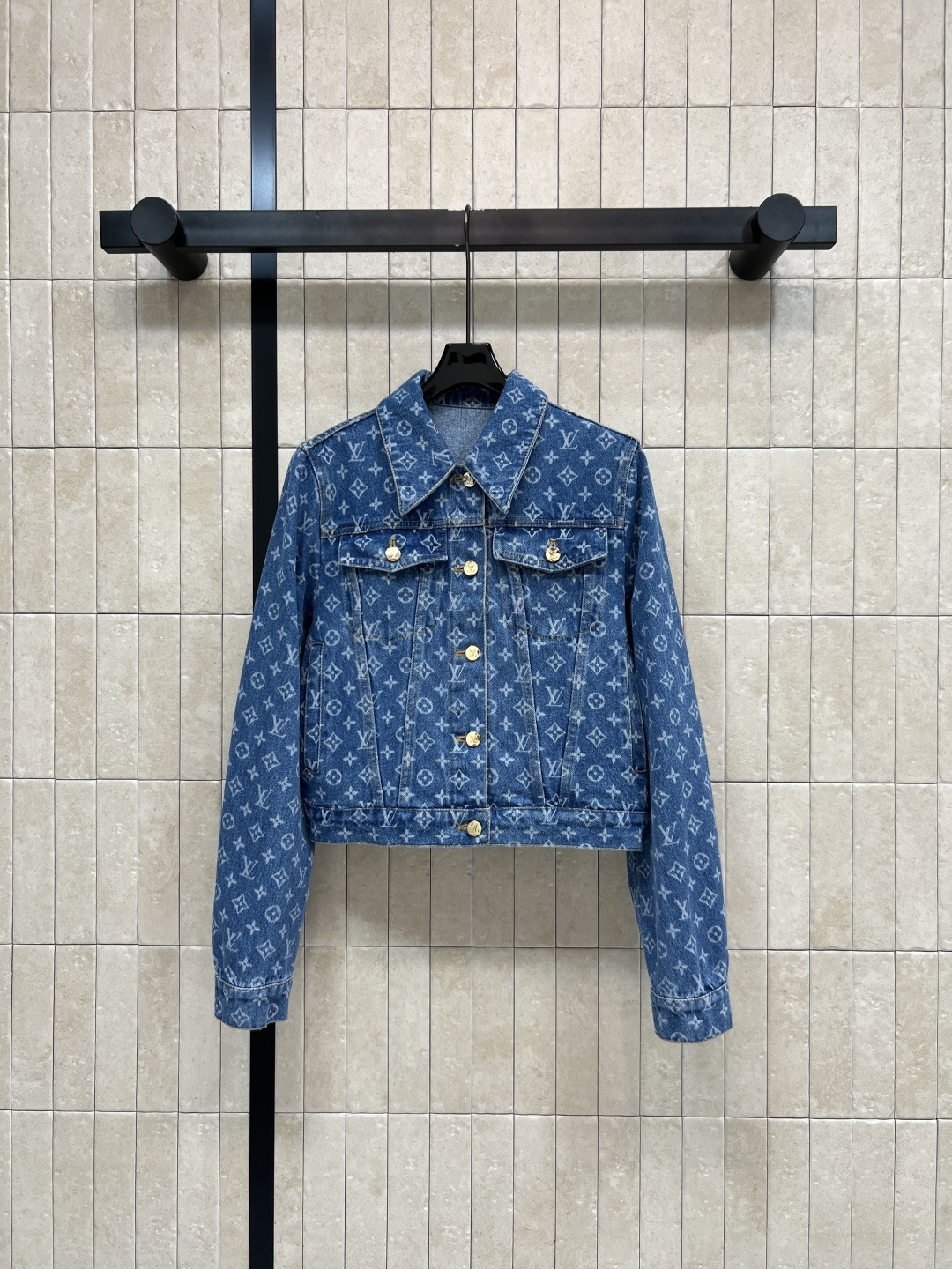 NO:841076,L's 26 new summer styles Presbyopia denim jacket Washed denim cotton fabric Crisp and stylish Classic lapel short version Slim fit and taller Easily raise the waistline Gold hardware buttons Exquisite embellishments Pocket details White T-shirt inside Suspenders Paired with jeans Relaxed and fashionable Daily casual Can be matched with street style Accessories make it more colorful Four sizes in one color Size/S-M-L-XL,, louis vuitton, jeans, jackets &  coats,19860909L家 26夏季新款 老花牛仔外套 水洗牛仔纯棉面料 挺括有型 经典翻领短款版型 修身显高 轻松拉高腰线 金色五金纽扣 精致点缀 口袋细节 内搭白T 吊带 配牛仔裤 松弛时髦 日常休闲 街头风都能搭配 配饰点缀更出彩 一色四码Size/S-M-L-XL,,louis vuitton,jeans,jackets & coats,,Women's clothing