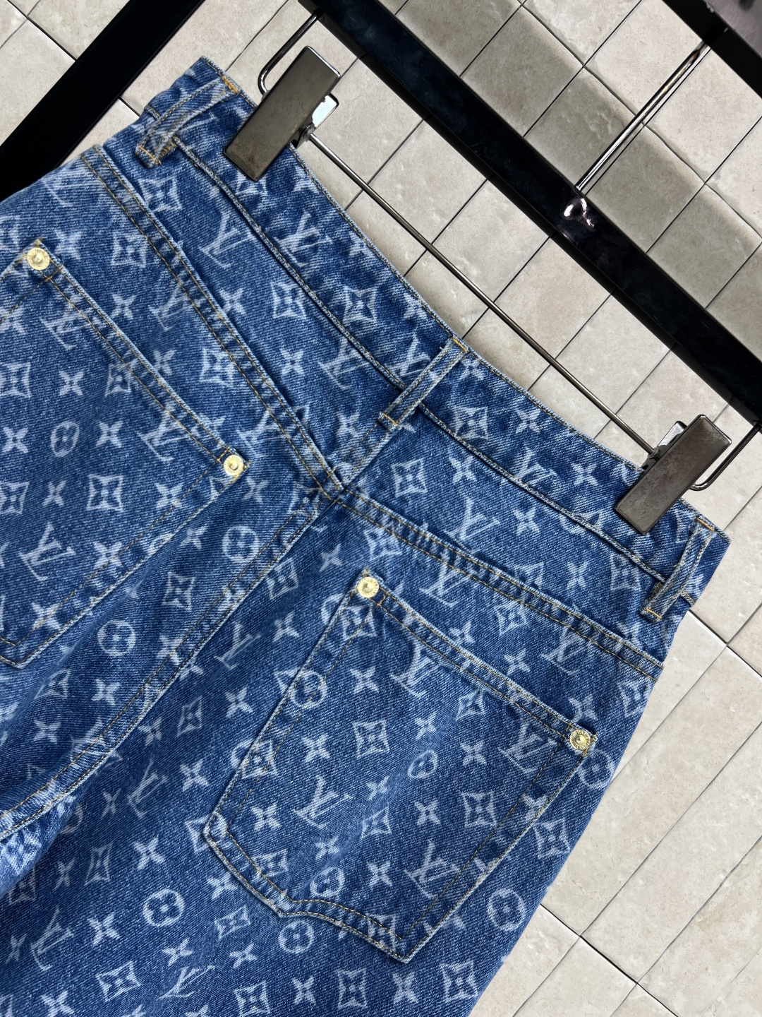 L家 26夏季新款 老花牛仔阔腿裤 高腰阔腿剪裁 宽松舒适 纯棉牛仔面料 垂坠感裤型藏肉一绝 修饰腿型 
