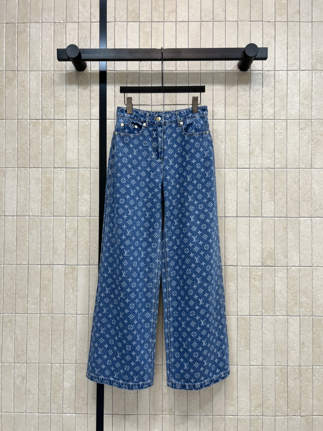 NO:841080,L's 26 new summer styles Presbyopic denim wide-leg pants High-waisted wide-leg tailoring Loose and comfortable Pure cotton denim fabric Drape-like pants that hide the flesh Modify the leg shape Hardware buttons Classic pocket design Looks great with suspenders White T-shirts are easy to control for daily travel and commuting Four sizes in one color Size/S-M-L-XL,, louis vuitton,19860909L家 26夏季新款 老花牛仔阔腿裤 高腰阔腿剪裁 宽松舒适 纯棉牛仔面料 垂坠感裤型藏肉一绝 修饰腿型 五金纽扣 经典口袋设计 搭配吊带 白T都很好看 日常出行 通勤都能轻松驾驭 一色四码Size/S-M-L-XL,,louis vuitton,,Women's clothing