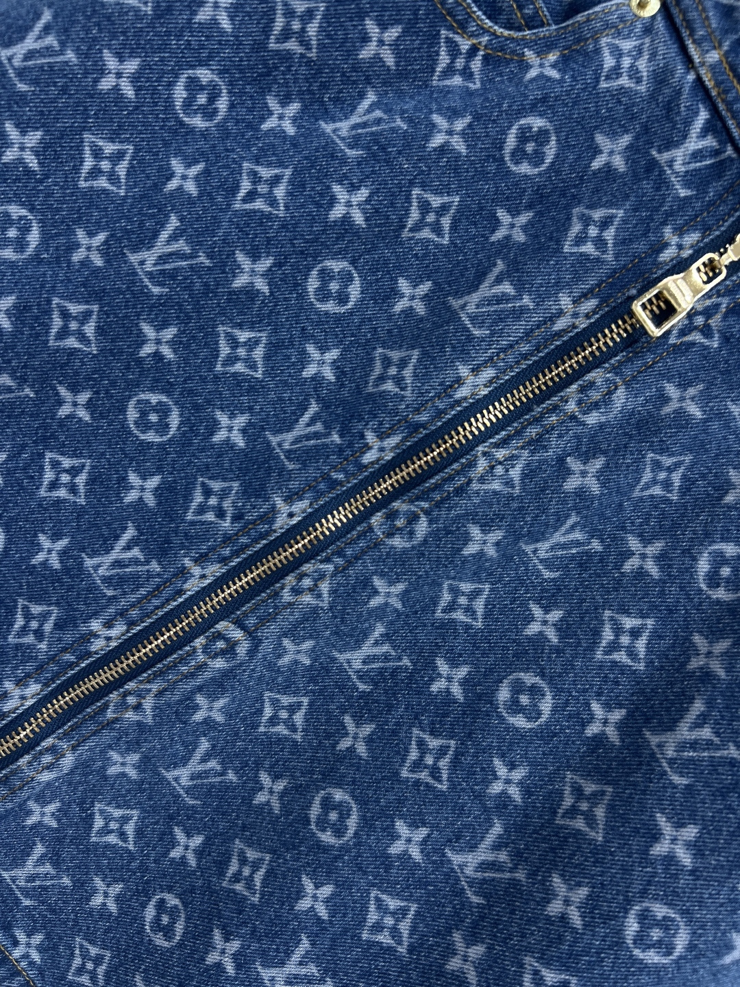 L家 26夏季新款 老花牛仔半裙 采用牛仔纯棉面料  A字版型 正面全拉链设计 穿脱方便 金色五金纽扣+