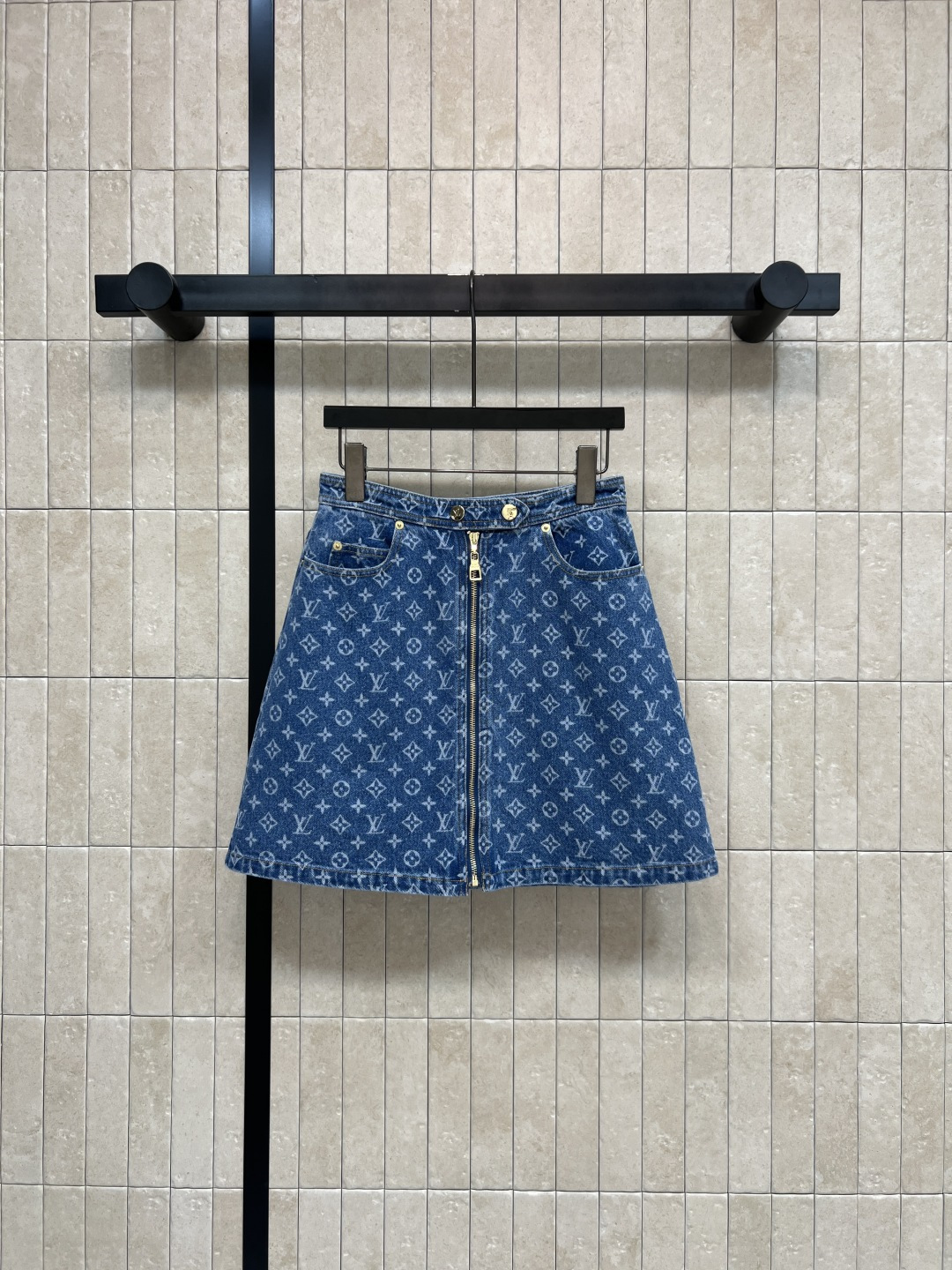 NO:841084,L's 26 new summer style presbyopic denim skirt. Made of denim pure cotton fabric. A-line version. Full zipper design on the front. Easy to put on and take off. Gold hardware buttons + classic pockets. Exquisite details. High waist design to modify the waist-to-hip ratio. Versatile colors. It looks great with T-shirts or shirts. It can be easily controlled in daily life and vacation. Four sizes in one color. Size/S-M-L-XL, Louis Vuitton, skirts, shirts, tees, t-shirt,19860909L家 26夏季新款 老花牛仔半裙 采用牛仔纯棉面料 A字版型 正面全拉链设计 穿脱方便 金色五金纽扣+经典口袋 细节精致 高腰设计修饰腰臀比例 颜色百搭 无论配T恤还是衬衫都很出彩 日常 度假都能轻松驾驭 一色四码Size/S-M-L-XL,,louis vuitton,skirts,shirts,tees，t-shirt,,Women's clothing