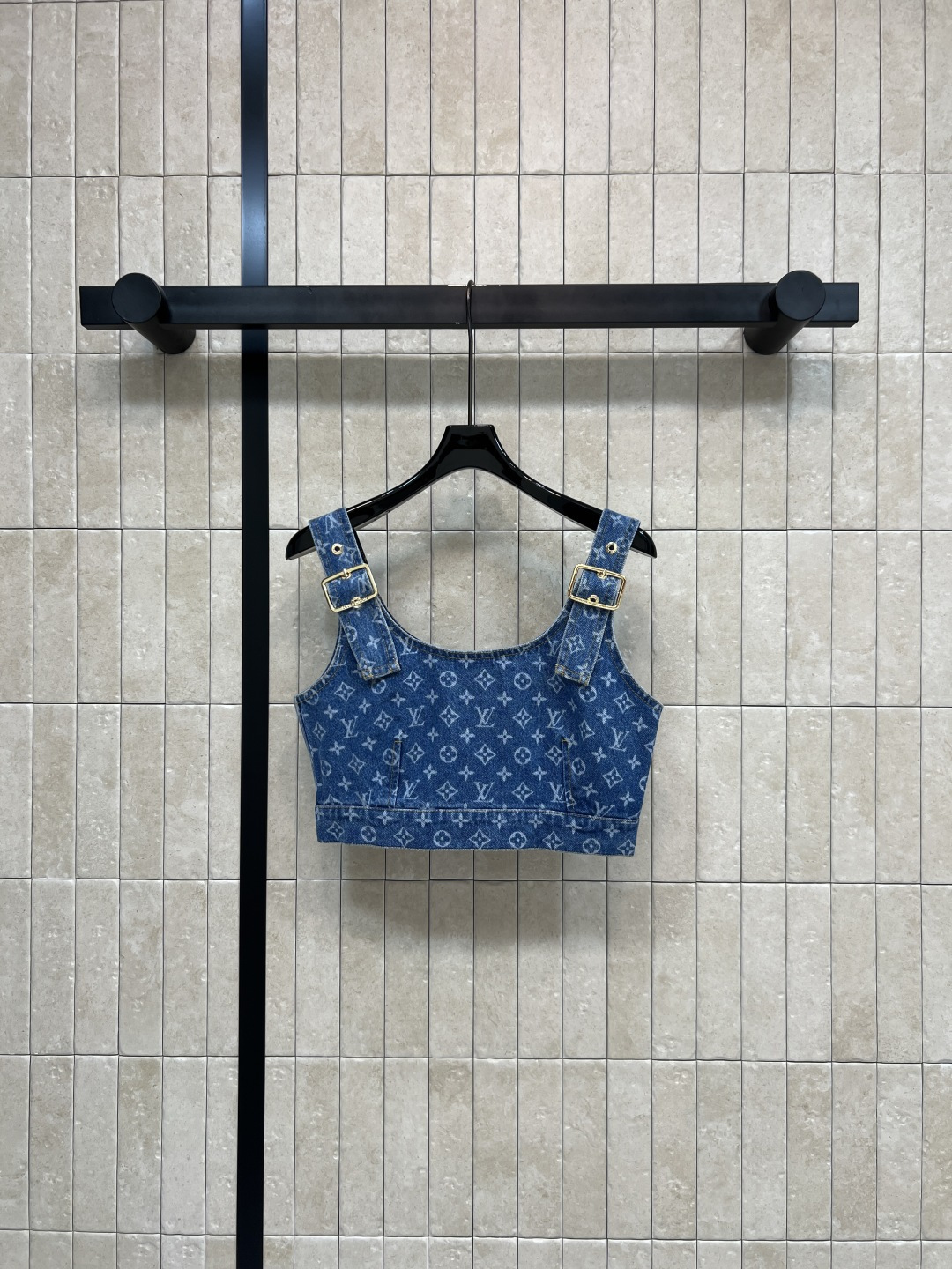 NO:841088,L's 26 new summer styles Presbyopic denim suspenders Washed cotton denim fabric Fine texture U-shaped large neckline design Metal buckles for shoulder straps Perfect details You can also freely adjust the length to make it more comfortable to wear Short tailoring Pair with high-waisted pants or skirts to easily create fashionable street style Four sizes in one color Size/S-M-L-XL,, louis vuitton, skirts,19860909L家 26夏季新款 老花牛仔吊带 水洗纯棉牛仔面料 纹理细腻 U型大领口设计 肩带金属扣 细节满分 还能自由调节长度 穿着更舒适 短款剪裁 搭配高腰裤或裙装 轻松打造时髦街头风 一色四码Size/S-M-L-XL,,louis vuitton,skirts,,Women's clothing