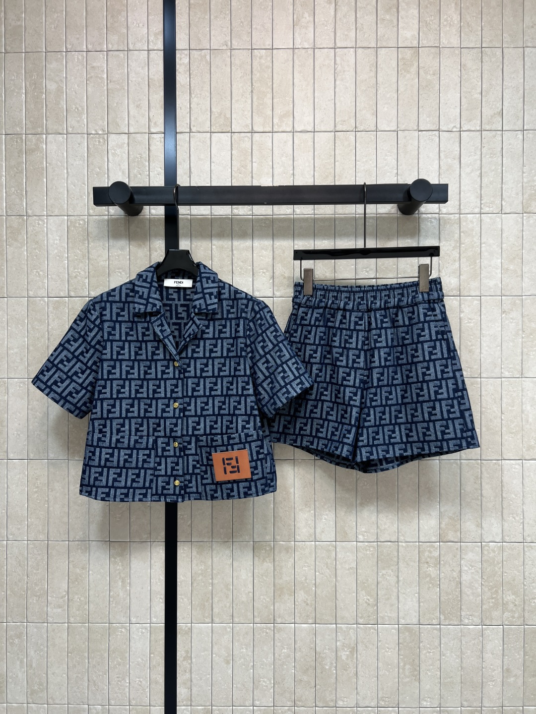 NO:842021,FD Home 26 new summer style Presbyopia denim suit Lapel short-sleeved top + elastic shorts Washed denim fabric Retro gold round buckle + leather logo plate Single-breasted design Simple and casual Elastic waist design No need to pick the waistline The complete set has a full atmosphere. It is suitable for daily commuting. Three sizes in one color Size/S-M-L, dior, shorts, T-shirt,19860909FD家 26夏季新款 老花牛仔套装 翻领短袖上衣+松紧短裤 水洗牛仔面料 复古金色圆扣+皮质标识牌 单排扣设计 简约随性 松紧腰设计 不挑腰围 成套氛围感直接拉满 日常出街通勤都很合适 一色三码Size/S-M-L,,dior,shorts,T-shirt,,Women's clothing