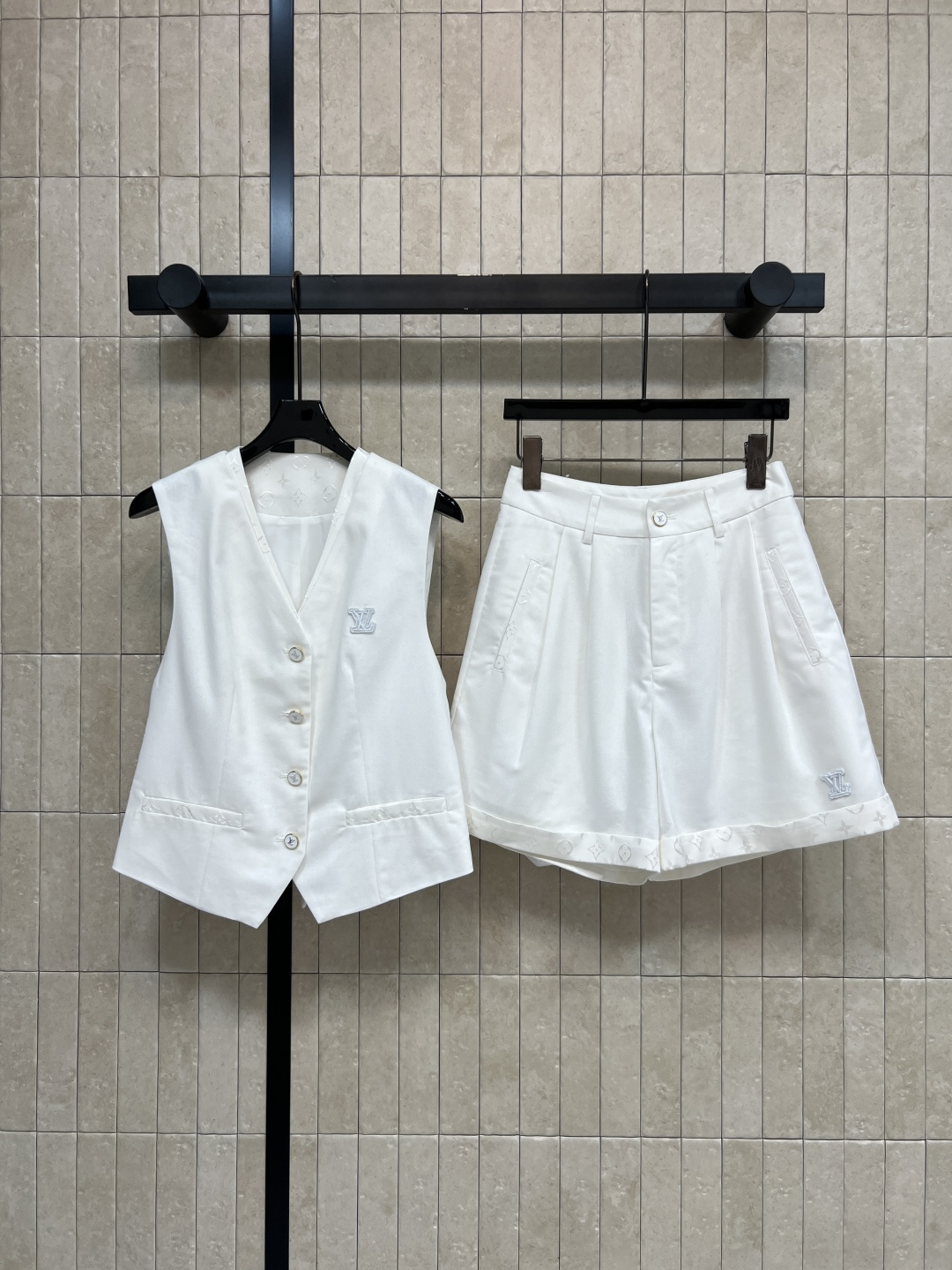 NO:842009,L's 26 new summer style vest suit V-neck vest + high-waisted shorts. Sharp corners at the waist. Tighten the waistline to optimize the proportion. Exquisite three-dimensional small logo on the chest. Loose A-line wide-leg pants. Hide the crotch and cover the flesh. The whole set is simple and generous. It can be easily used for daily commuting and parties. Two colors and three codes, Size/S-M-L,, louis vuitton, shorts,19860909L家 26夏季新款 马甲套装 V领马甲+高腰短裤 下摆尖角收腰设计 收紧腰线优化比例 胸口精致立体小标 宽松A字阔腿裤型 藏胯遮肉 整套简约又大方 日常 通勤 聚会都能轻松驾驭 两色三码Size/S-M-L,,louis vuitton,shorts,,Women's clothing
