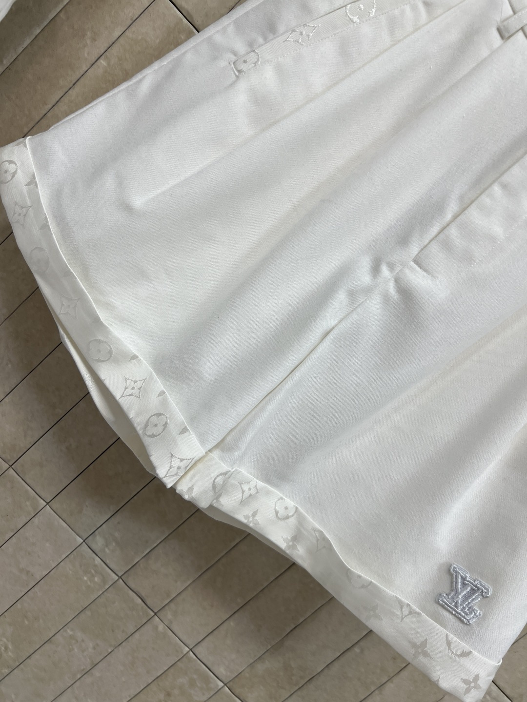 L家 26夏季新款 马甲套装 V领马甲+高腰短裤 下摆尖角收腰设计 收紧腰线优化比例  胸口精致立体小标