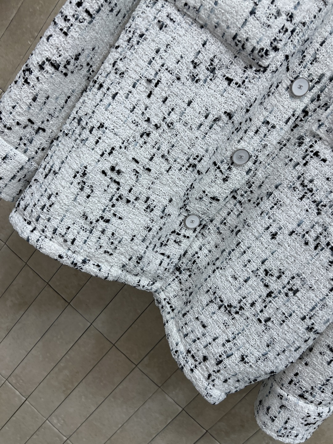 L家 26夏季新款 小香风套装 翻领外套、经典黑白粗花呢 纹理细腻 宽松直筒版型 休闲不紧绷  对称双口